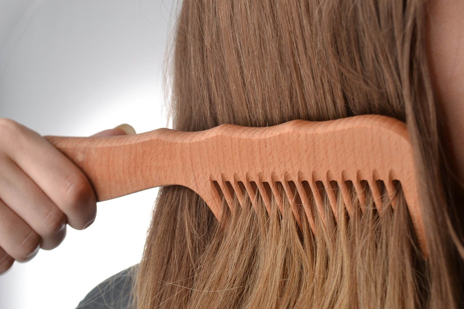 Каким гребнем не расчешешь. Расческа hair Comb. Гребень для расчесывания волос. Расчесывать волосы. Расческа деревянная для вычесывания волос.