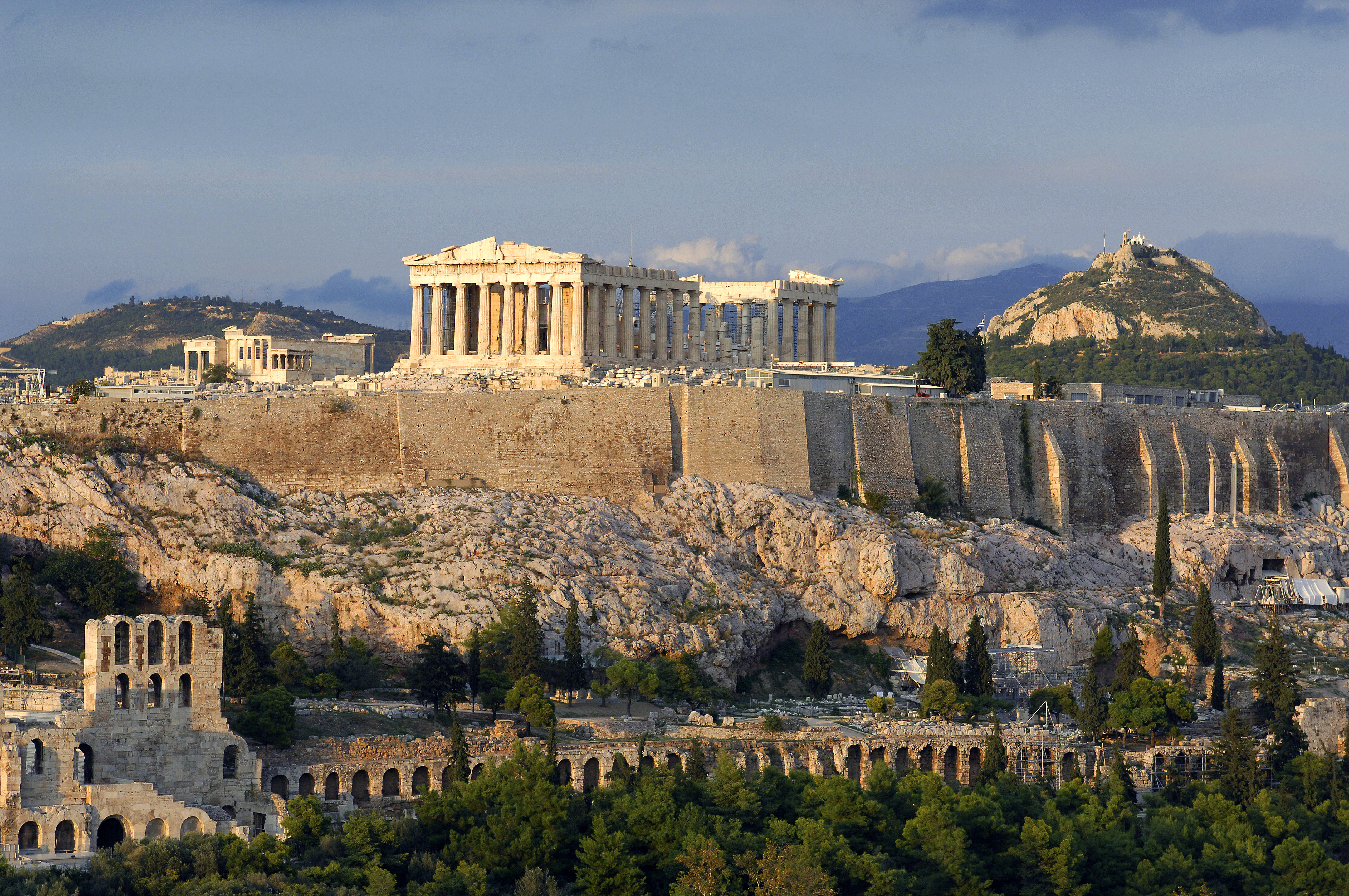 Столица Греции - Афины - могла бы привлечь гостей уже только своими Акропол...