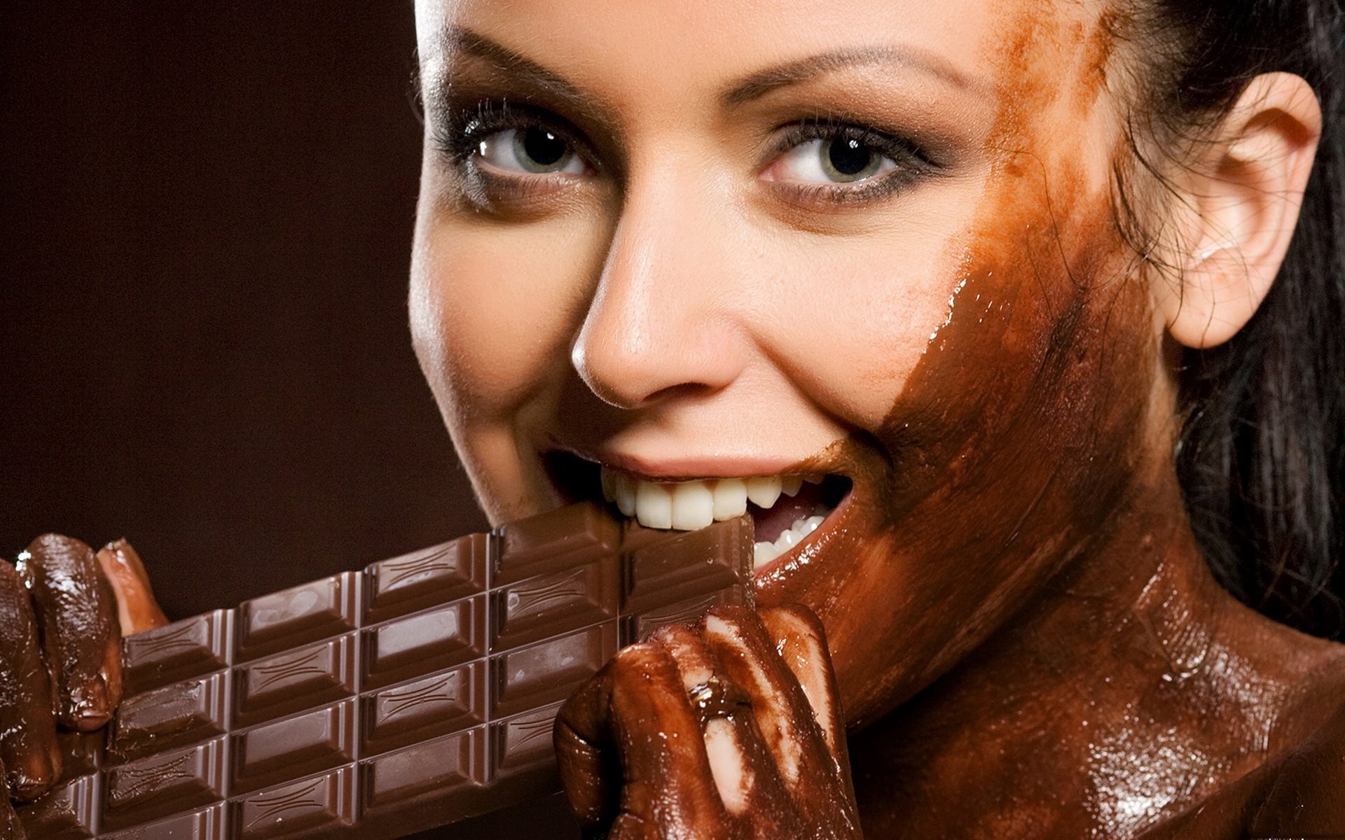 Есть на любой вкус. Девушка в шоколаде. Девушка с шоколадкой. Красивая девушка с шоколадом. Шоколадная девочка.