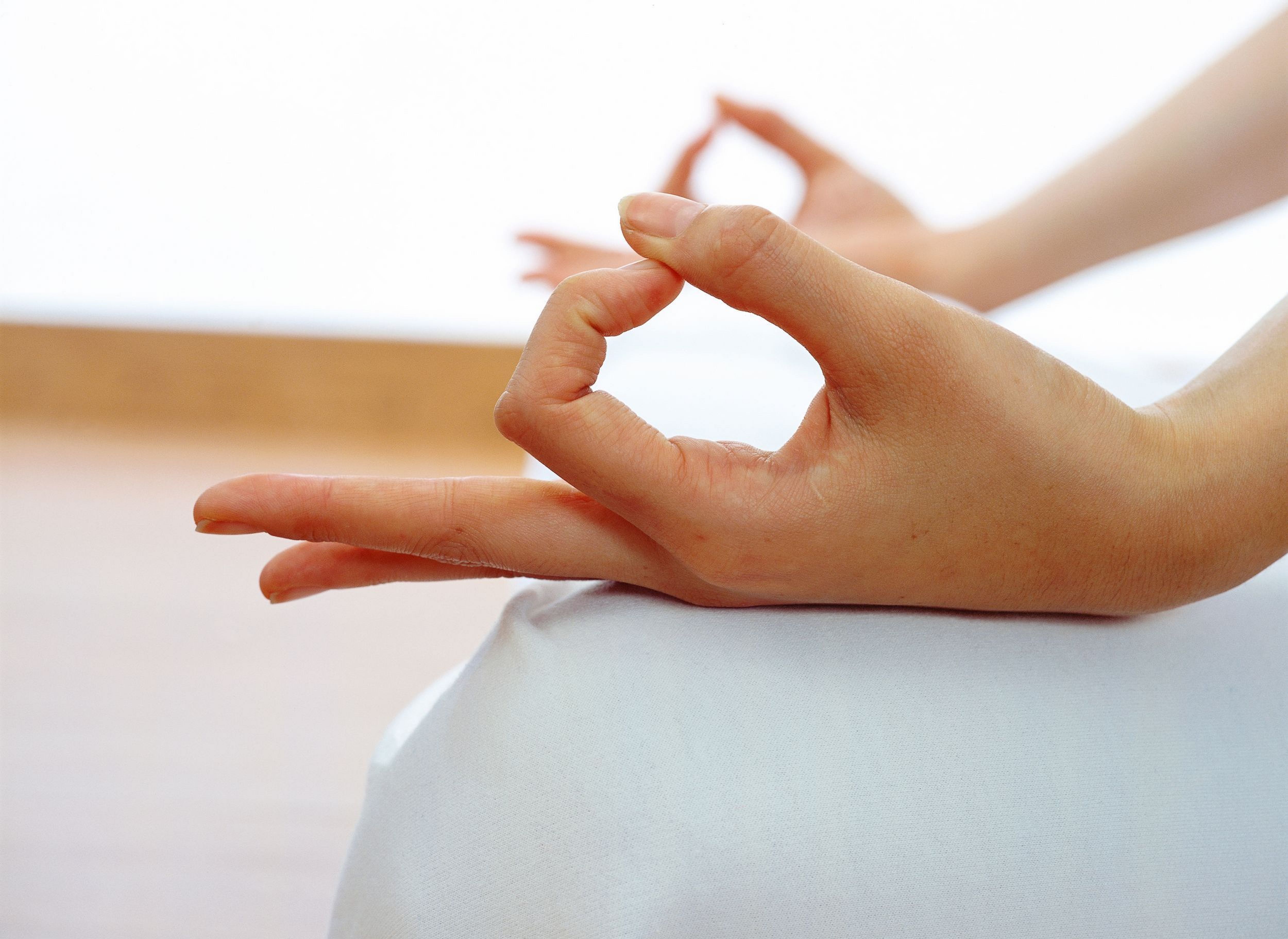 Удовлетворение пальцами. Гьян мудра. Медитация пальцы. Кисть руки. Жесты руками медитации.