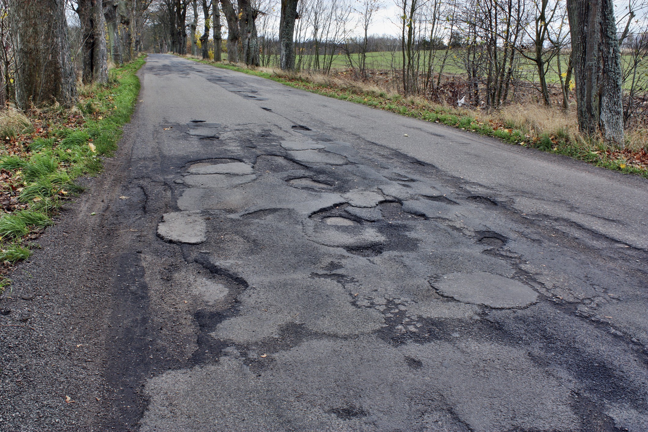 Плохое качество дороги. Дороги в Украине 2021. Разбитая дорога. Неровный асфальт. Старый асфальт.