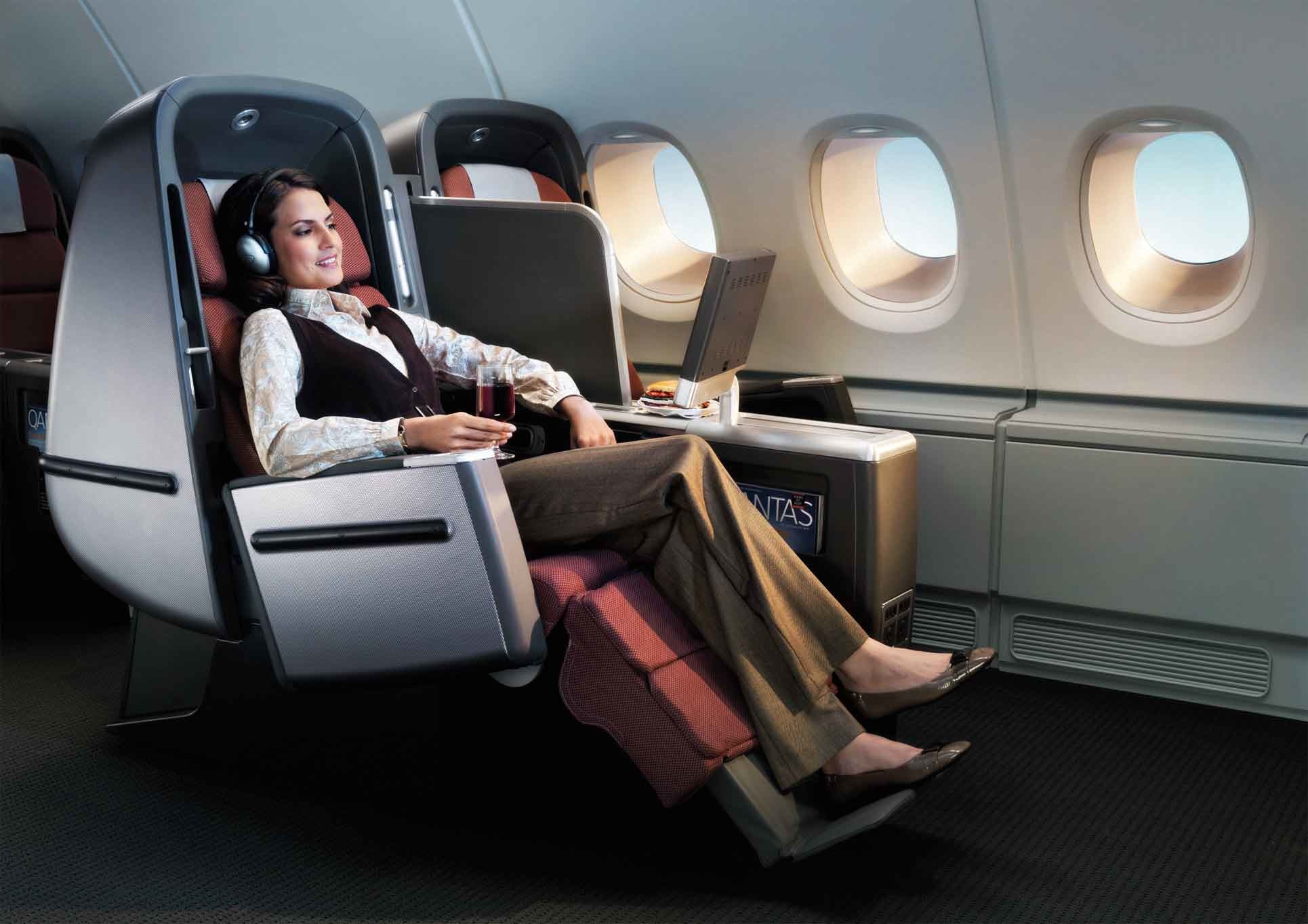 Airline business. Qantas бизнес класс. Qantas Airlines бизнес класс. Airbus a380 кресло бизнес. Бизнес класс в самолете.