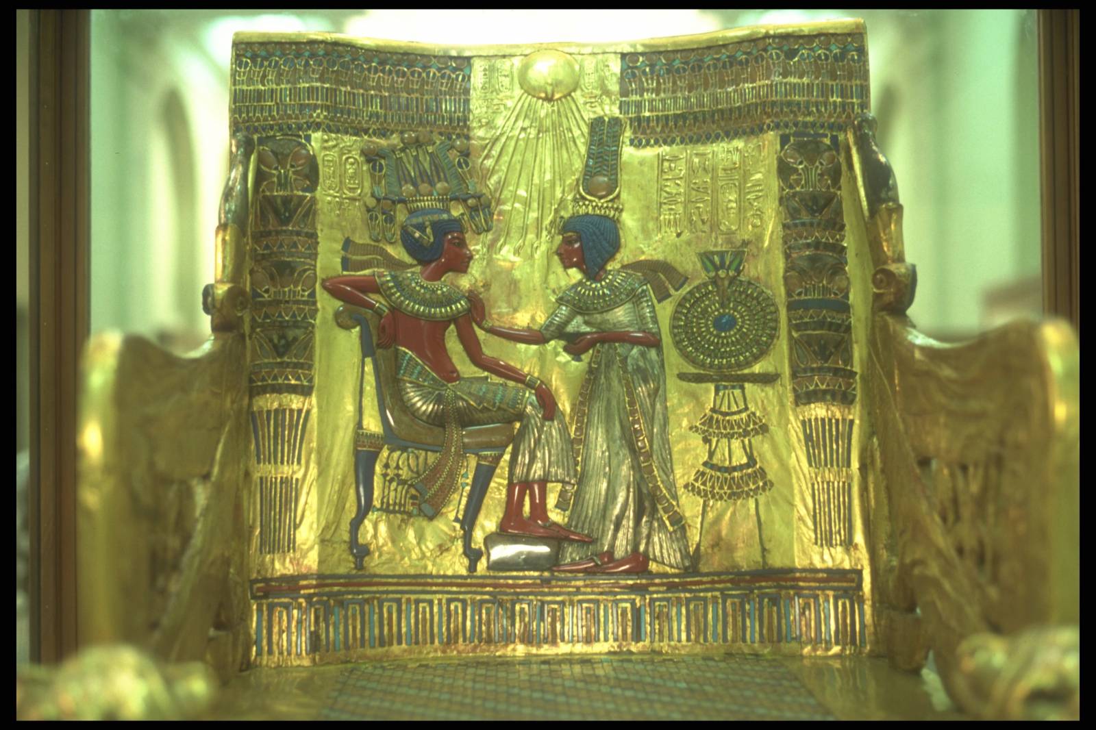 Трон фараона тутанхамона. Древний Египет трон Тутанхамона. Золотой трон Тутанхамона. Каирский музей трон Тутанхамона. Сокровища Тутанхамона Каирский музей.