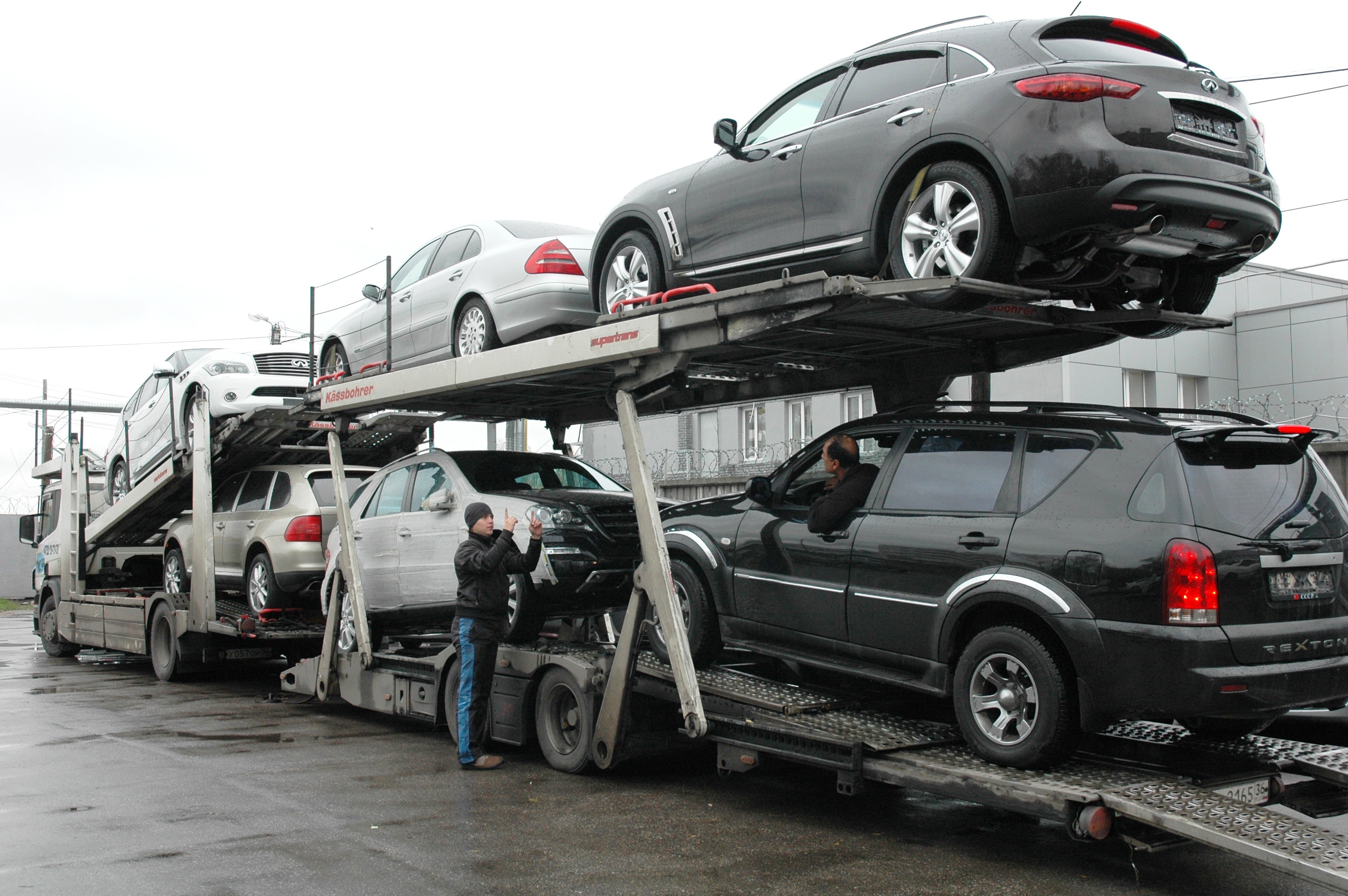 Ввоз авто. Автомобиль для перевозки автомобилей. Ввоз автомобилей. Автомобили на таможне. Автовоз на 8 машин.