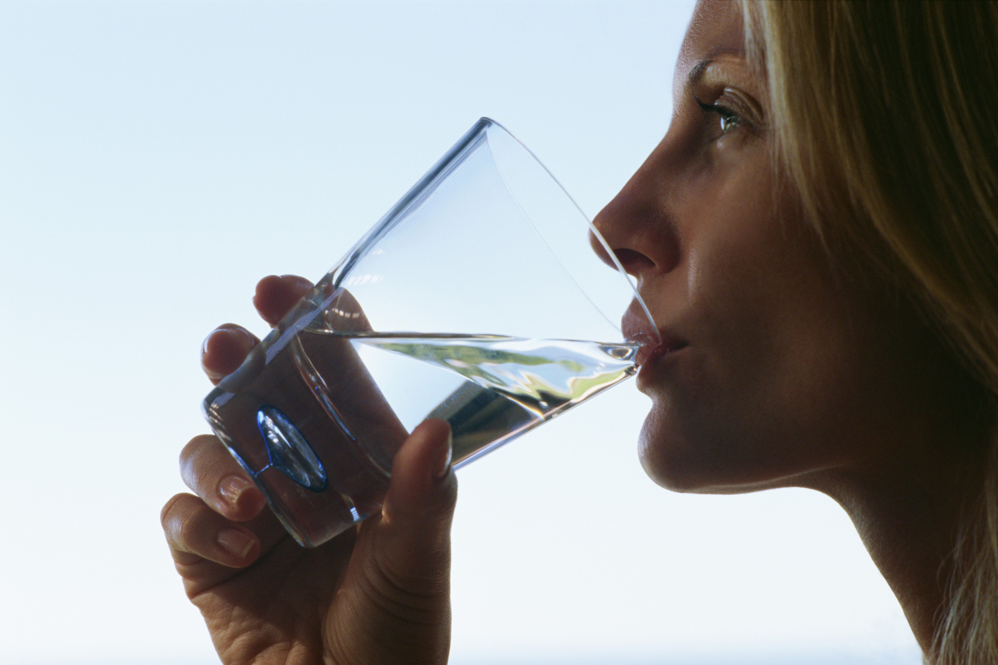 Пейте легкую воду. Человек пьет воду из стакана. Девушка пьет воду. Чистая вода. Питье из стакана.