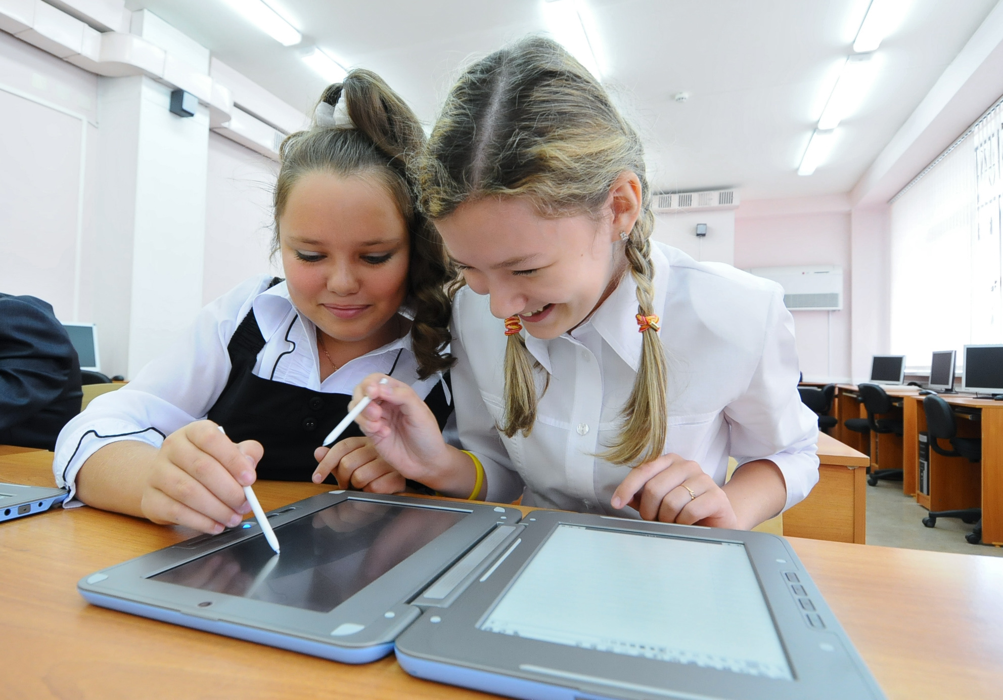 Видео уроки российской электронной школы. Планшет на уроке. Планшет для школы. Дети с планшетами в школе. Ученик с планшетом.