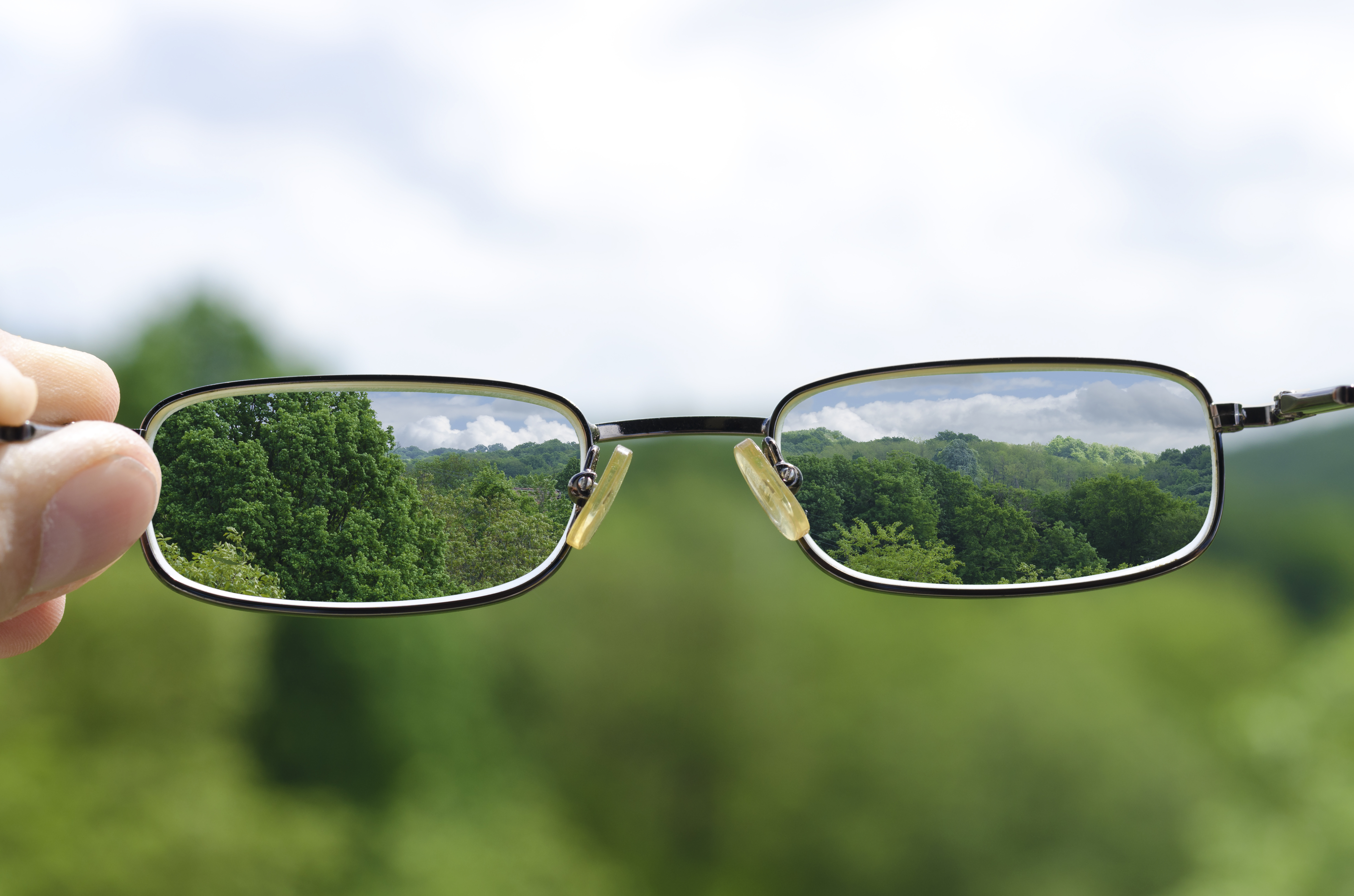 В очках лучше видно. Очки на природе. Плохое зрение. Очки для дальнозорких. Очки для близорукости.