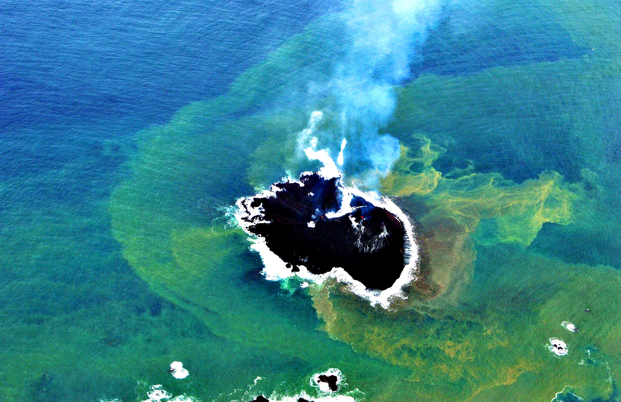 Volcano island. Вулканический остров Нисиносима. Подводный вулкан извержение. Извержение подводного вулкана возле архипелага Тонга.. Подводные вулканы Тихого океана.