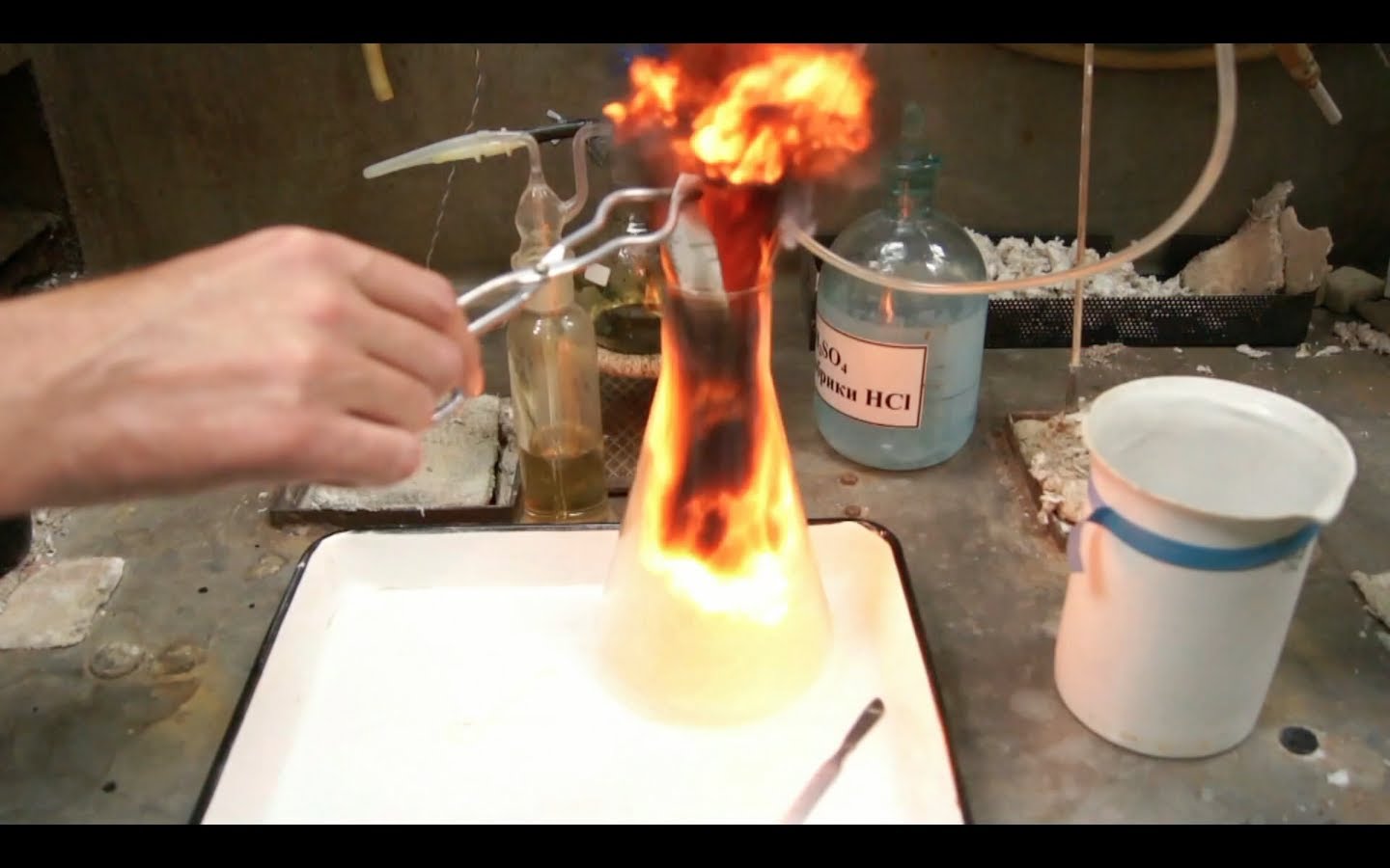 Чтобы вода не залила огонь. Огонь химическая реакция. Химические реакции в пламени.. Химические опыты с огнем.