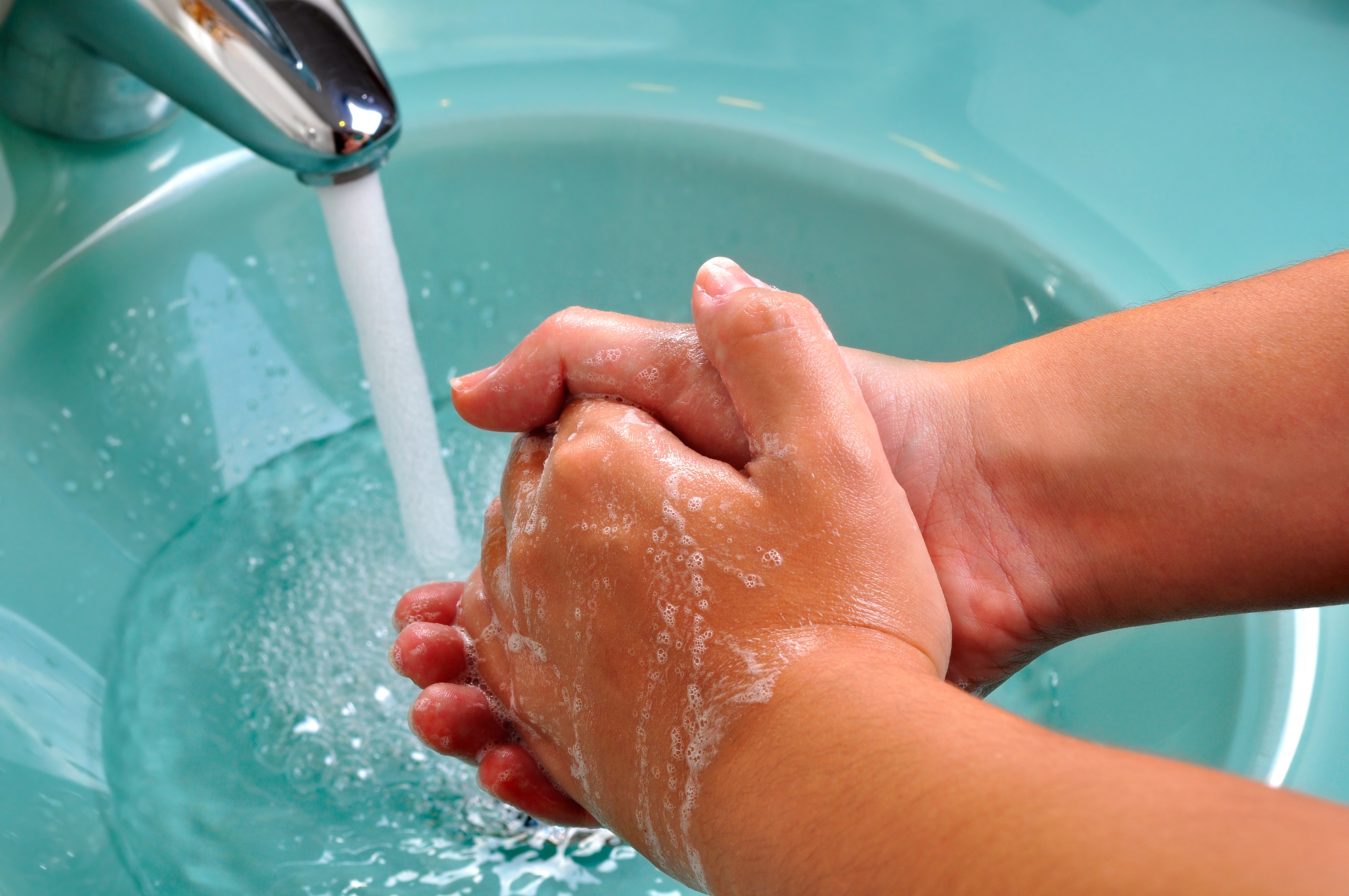 Смывайте теплой водой. Мытье рук. Мытье рук с мылом. Мытье рук фото. Мыть руки.