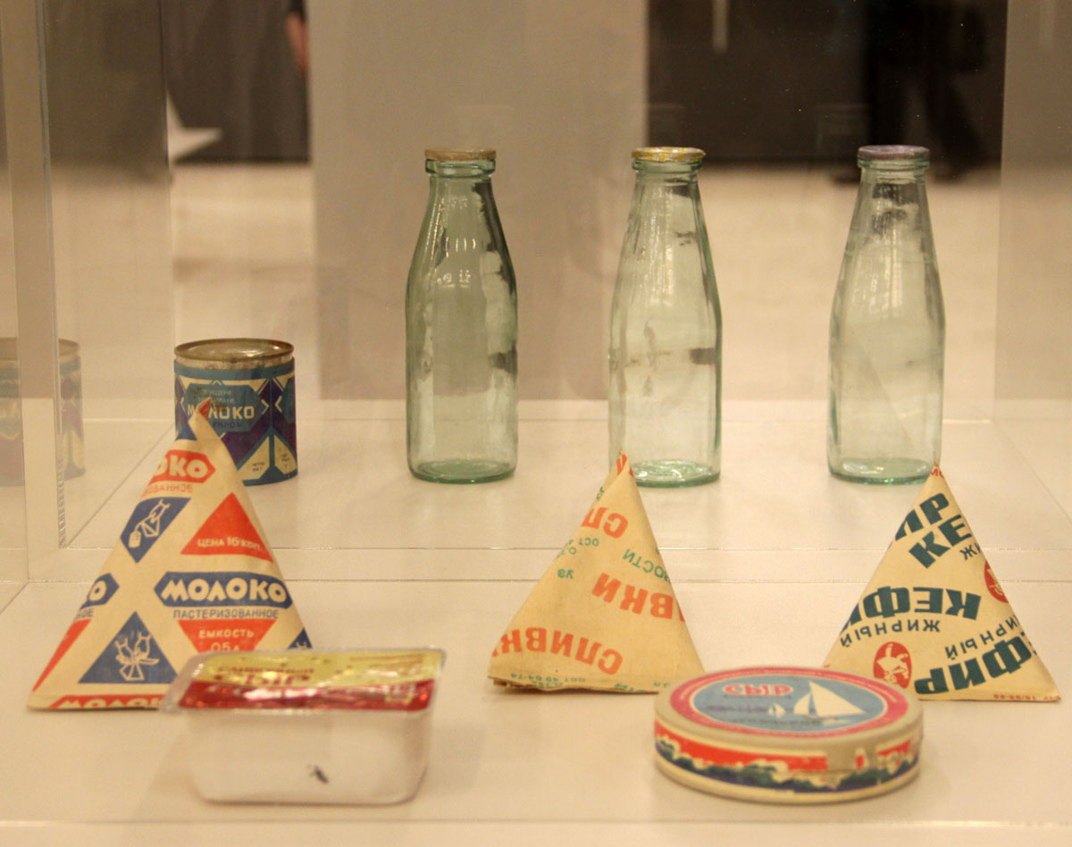 Почему в Советском Союзе молоко продавали в пирамидках и стеклянных бутылках, а всю еду отпускали в бумаге