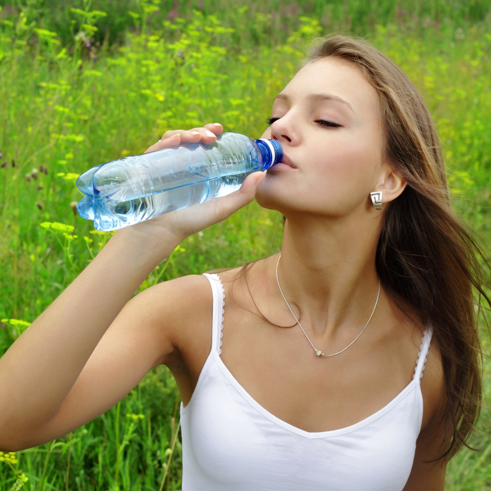 Включи питьевой. Девушка пьет воду. Девушка с питьевой водой. Девушка с бутылкой воды. Пьет воду с бутылки.