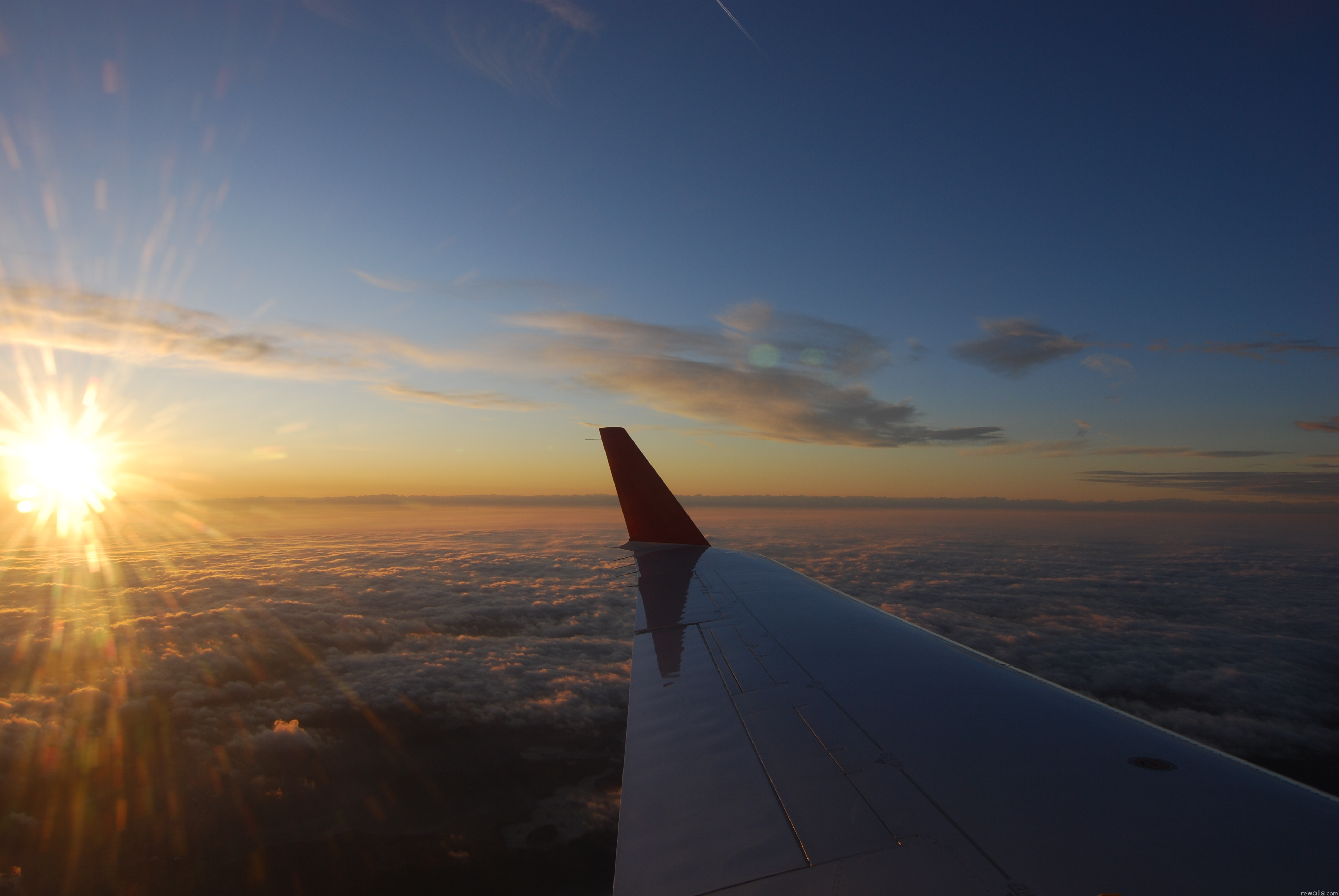Солнце над облаками из самолета