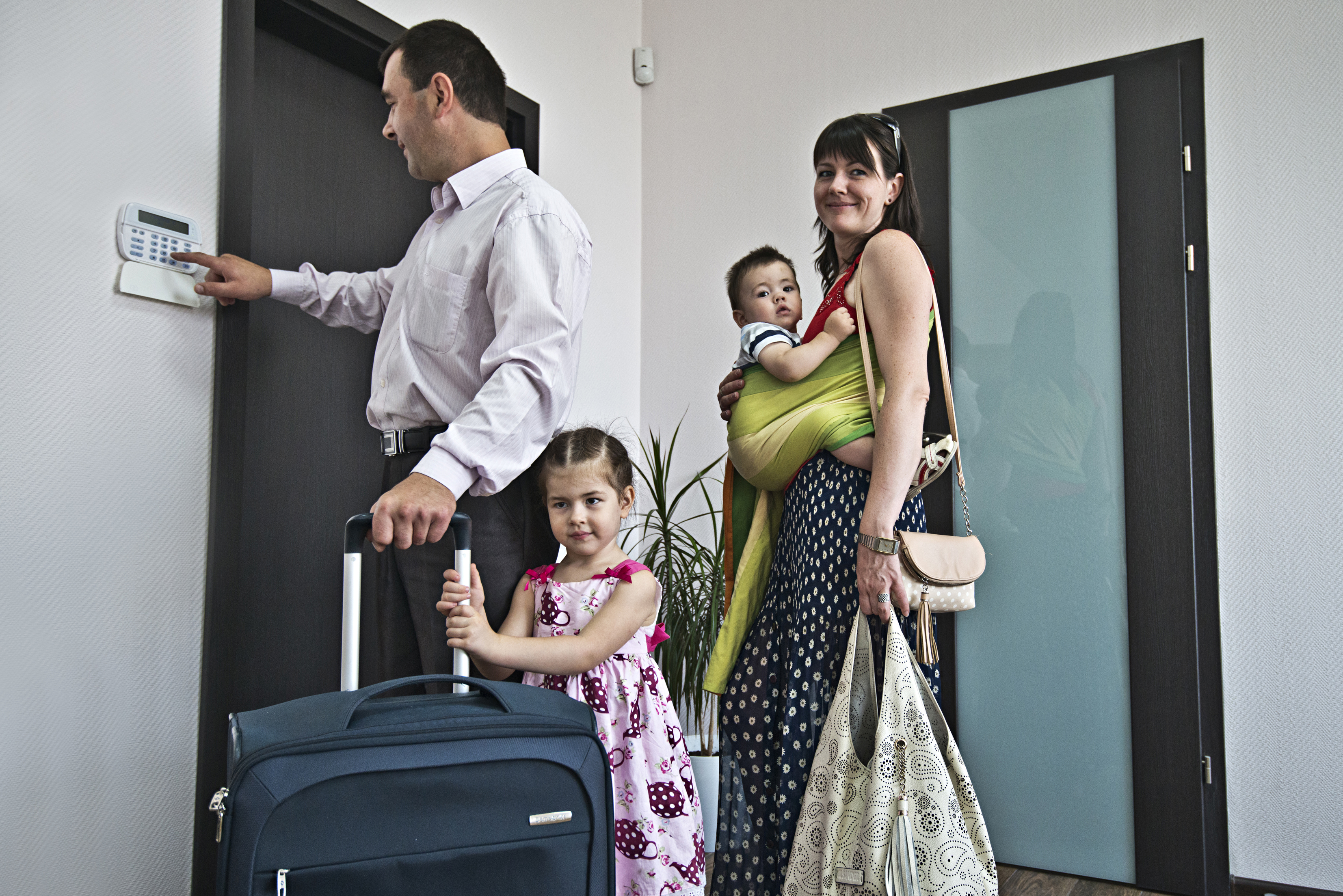 Семейный сторож. Охрана квартиры. Пультовая охрана квартир. Семья с чемоданами в квартире. Безопасность семьи в квартире.