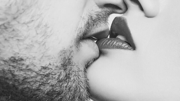 Разные знаки зодиака: кто как целуется