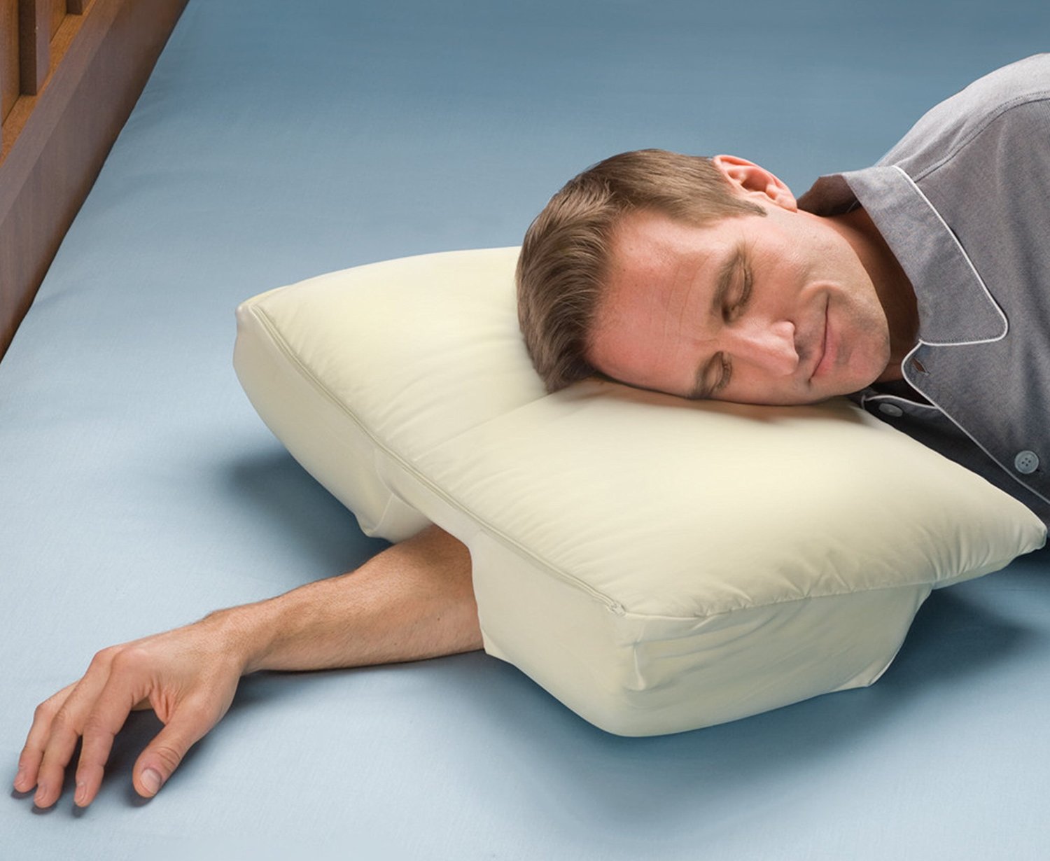 Почему неудобно спать. Подушка сон. Удобная подушка. Ортопедическая подушка с дыркой для руки. Подушка под руку для сна.