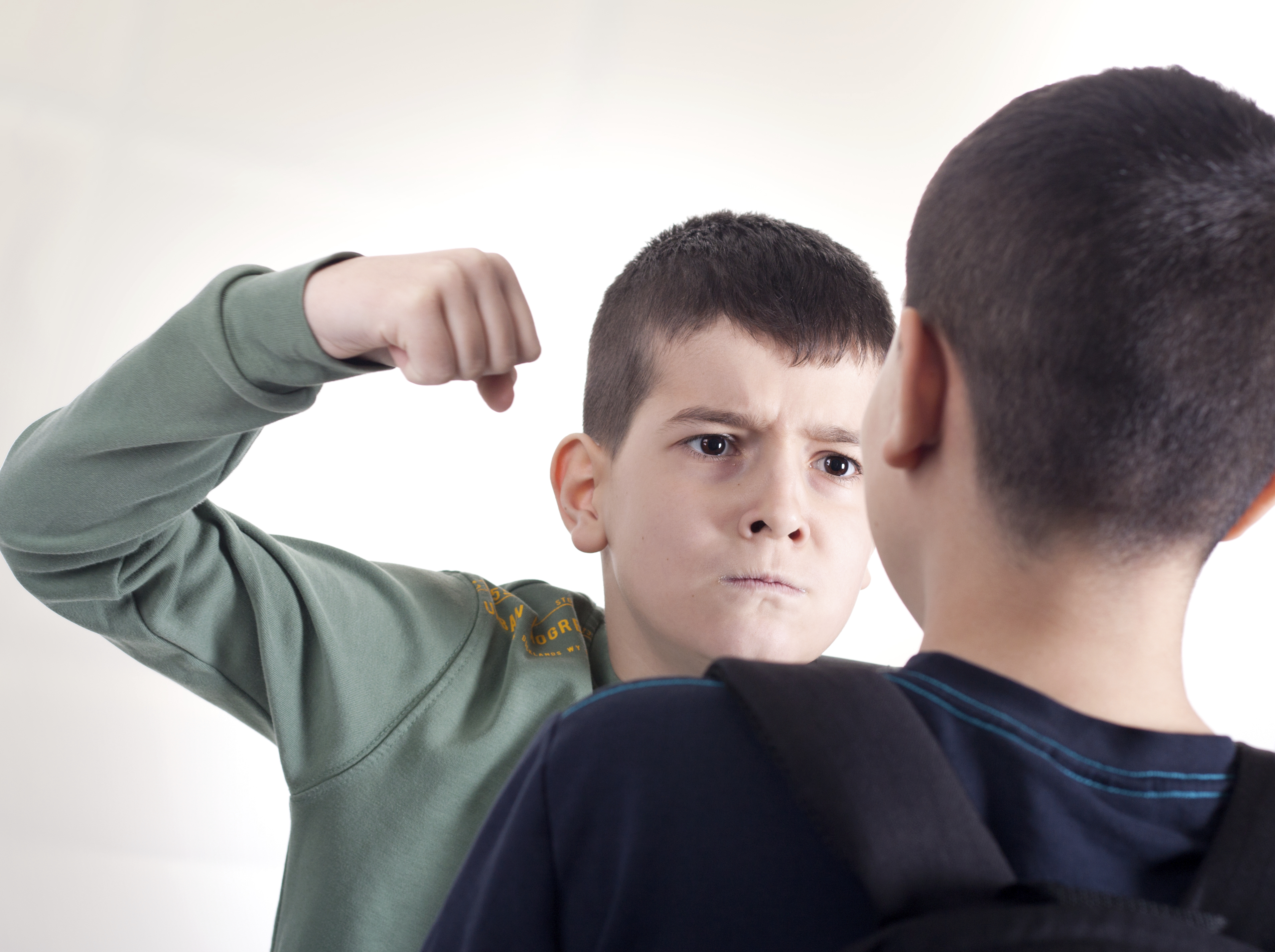 Конфликты среди подростков. Агрессия подростков. Агрессивный подросткоа. Вымогательство в школе. Агрессивное поведение подростка.