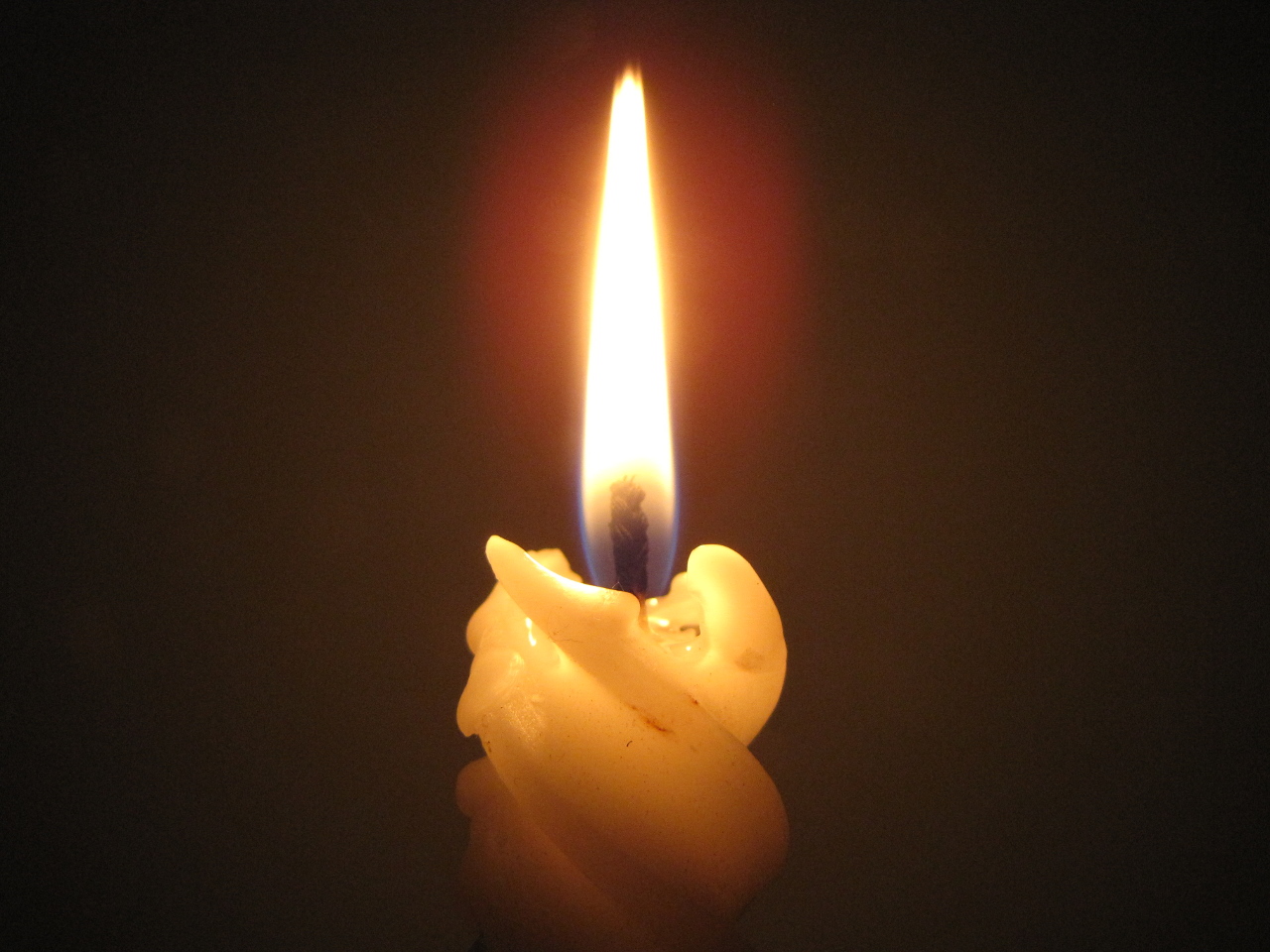 Горящая свеча 22.03 2024. Горящая свеча. Горящая. Свеча горела. Зажженная свеча.