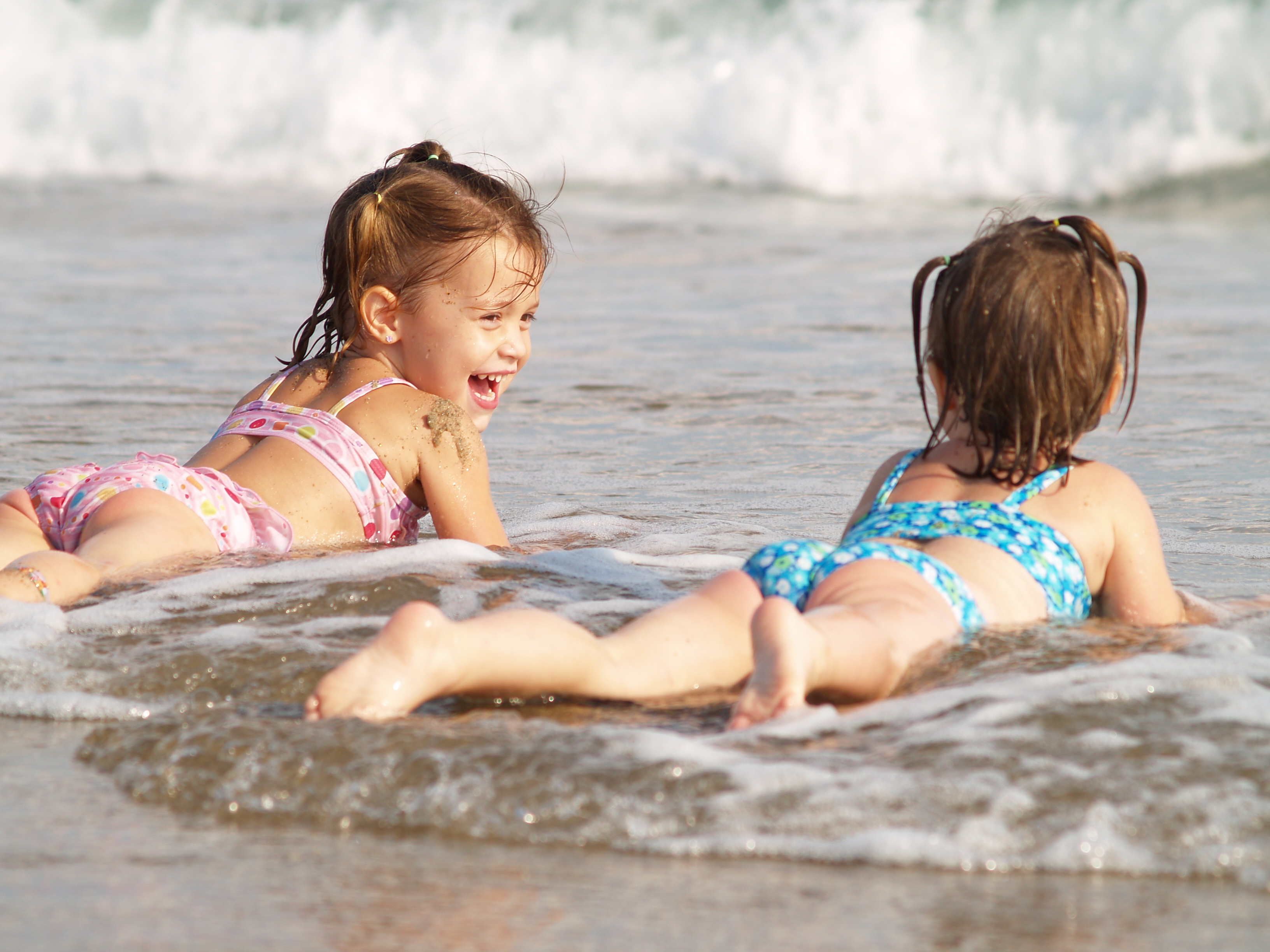 Девочки дети пляж. Дети на море. Дети в купальниках на море. Малыш на пляже. Дети позируют в купальниках на море.