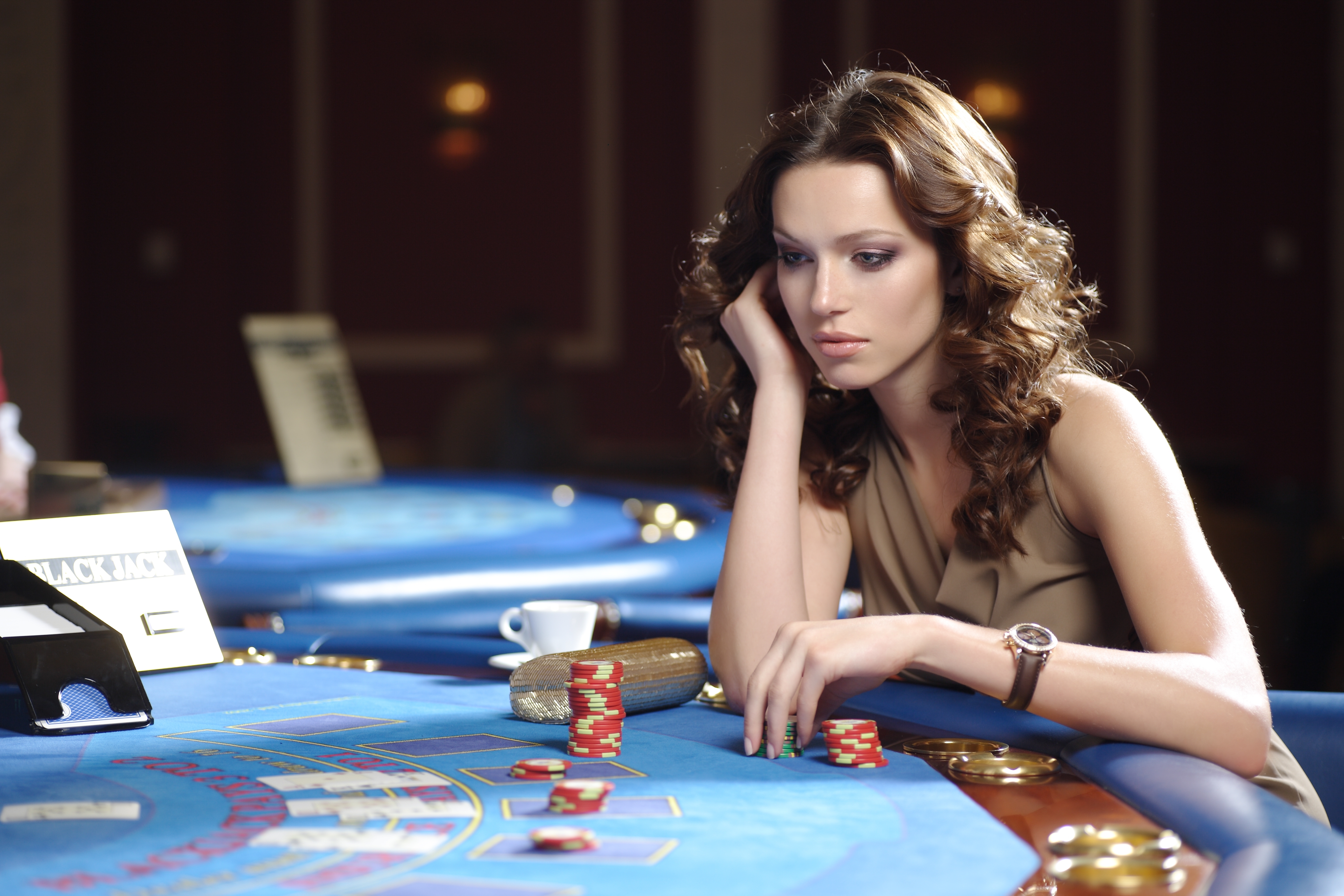 Девочка в предвкушении азарта. Красивая девушка казино. Дамы в казино. Фотосессия в казино. Покер девушки.