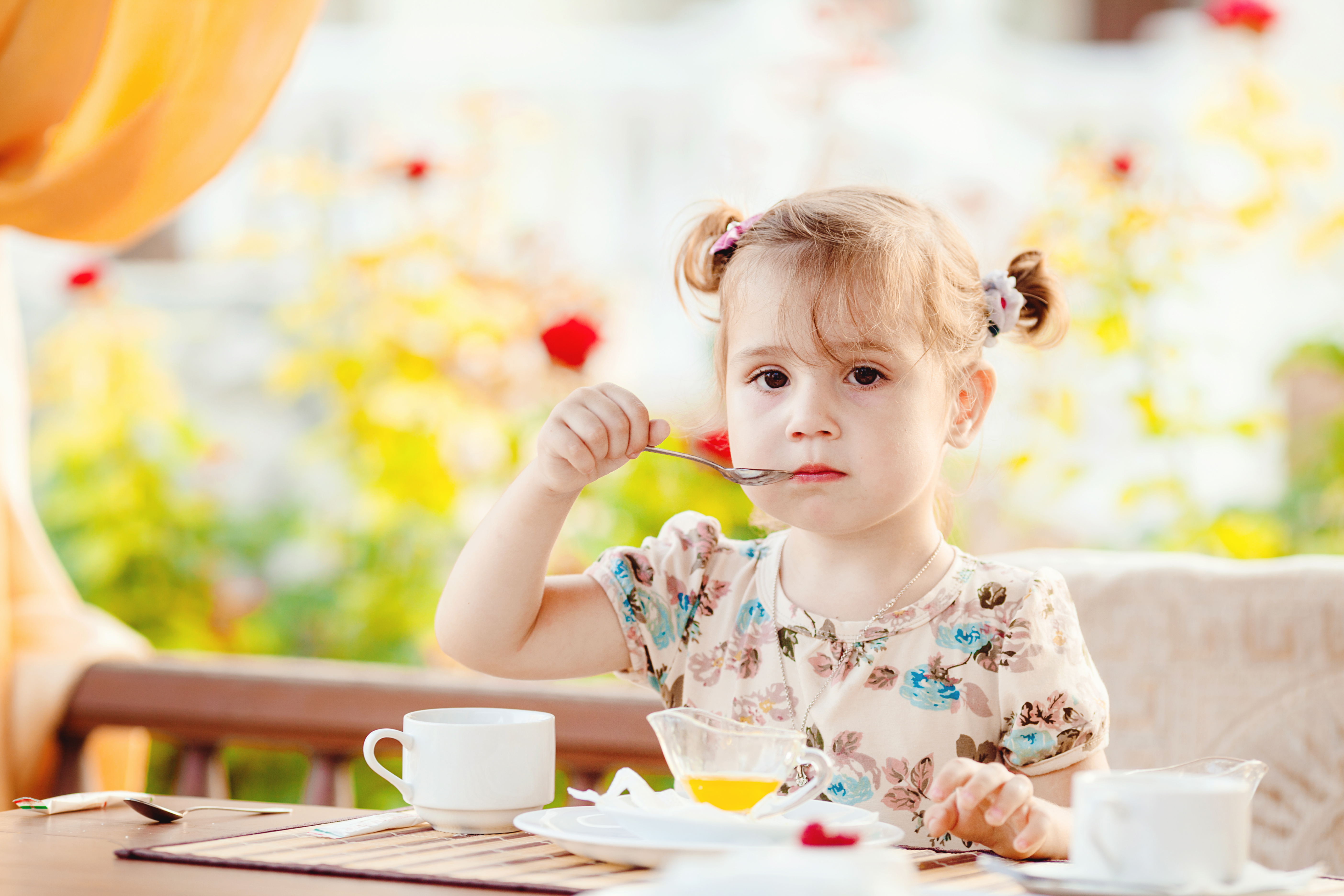 Позавтракать дети. Девочка завтракает. Завтрак для детей. Девочка ест завтрак. Ребенок завтракает.
