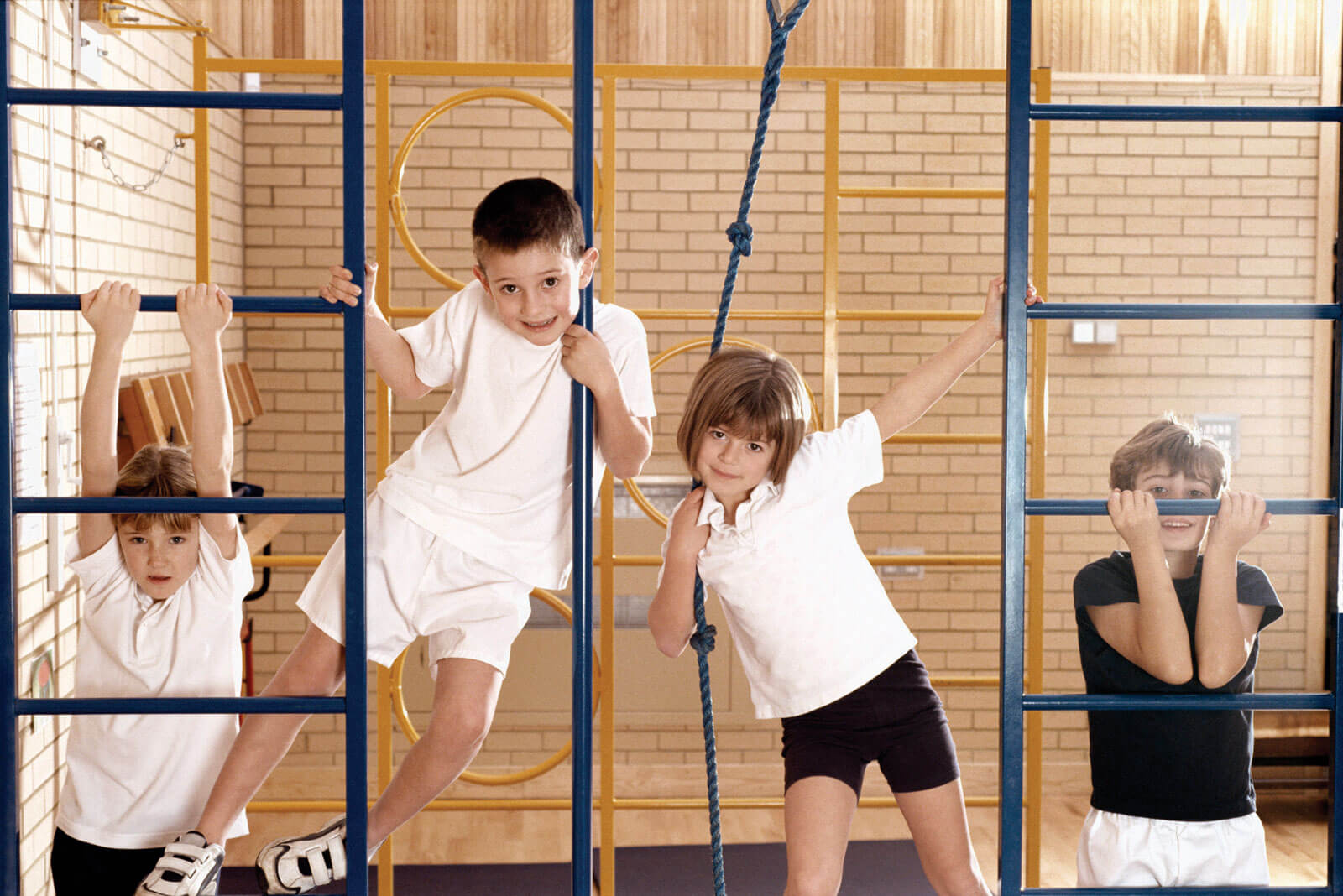 Дети спорт физкультура. Спортивные дети. Дети на физкультуре. Младшие школьники на физкультуре. Физическое развитие детей.