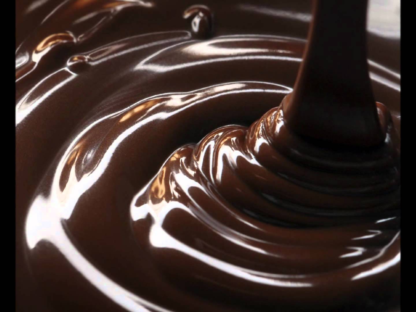 Ну шоколадом. Шоколадная глазурь кувертюр. Жидкий шоколад. Расплавленный шоколад. Растопленный шоколад.
