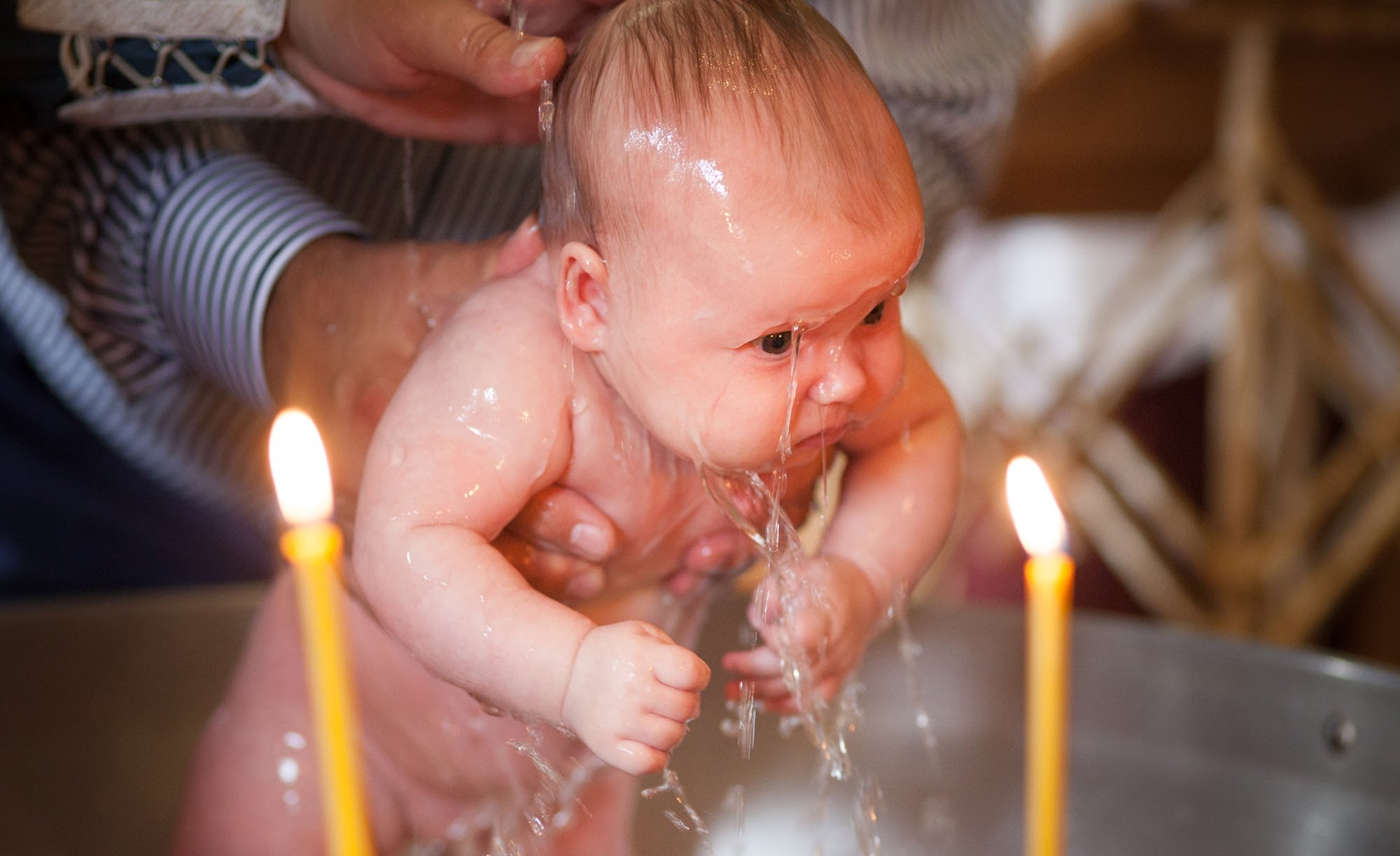 В какие дни крестят детей в православной. Крестины ребенка. Обряд крещения ребенка. Дети в храме. Крещение новорожденного ребенка.