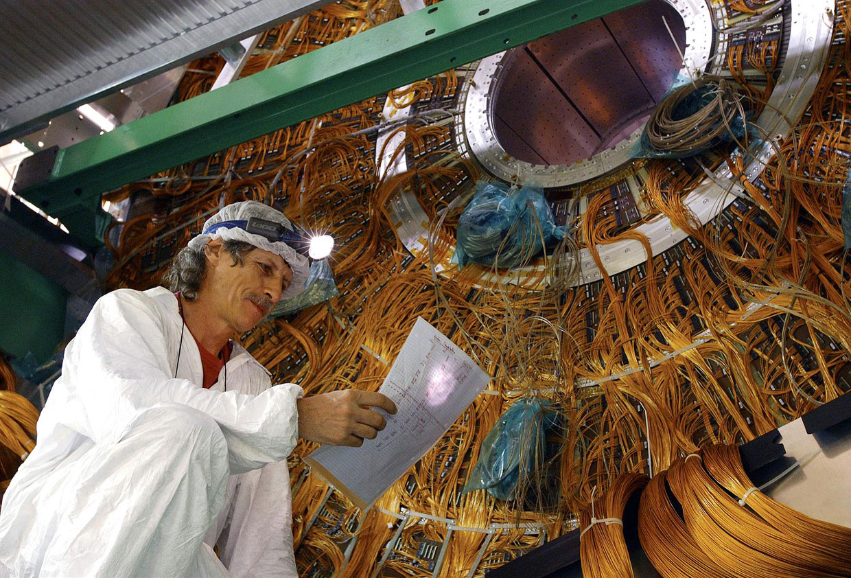Самая большая частица. ЦЕРН коллайдер. ЦЕРН ускоритель частиц. Адронный коллайдер ученые. Бак большой адронный коллайдер.