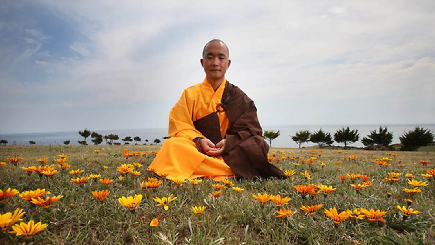 Время медитировать. Тибетские буддисты. Тибетский монах медитирует. Буддийские монахи Тибет. Буддисты в Гималаях.