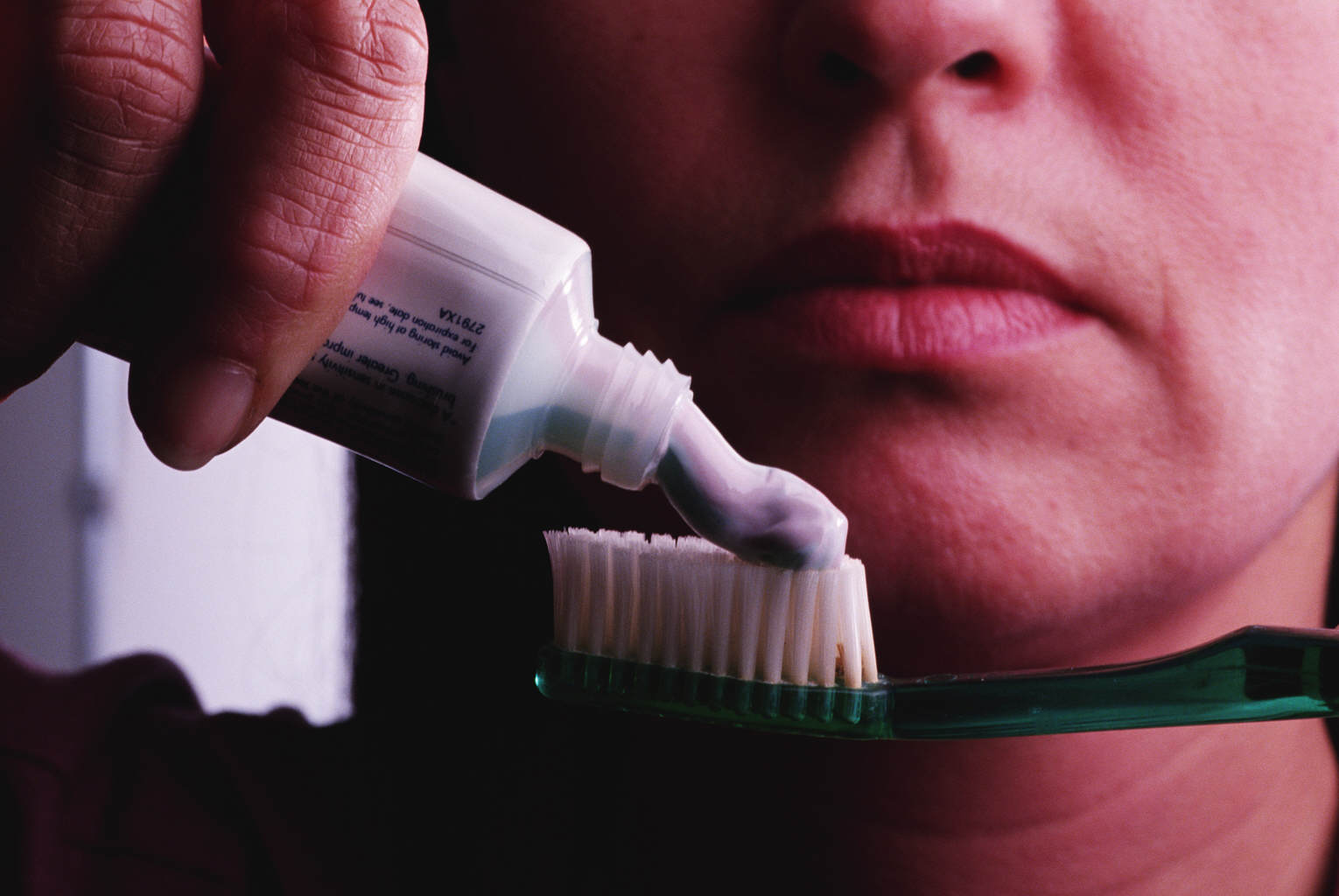 Пахнет железом изо рта. Последняя капля зубной пасты. Реклама зубной пасты. Есть зубные пасты фото.