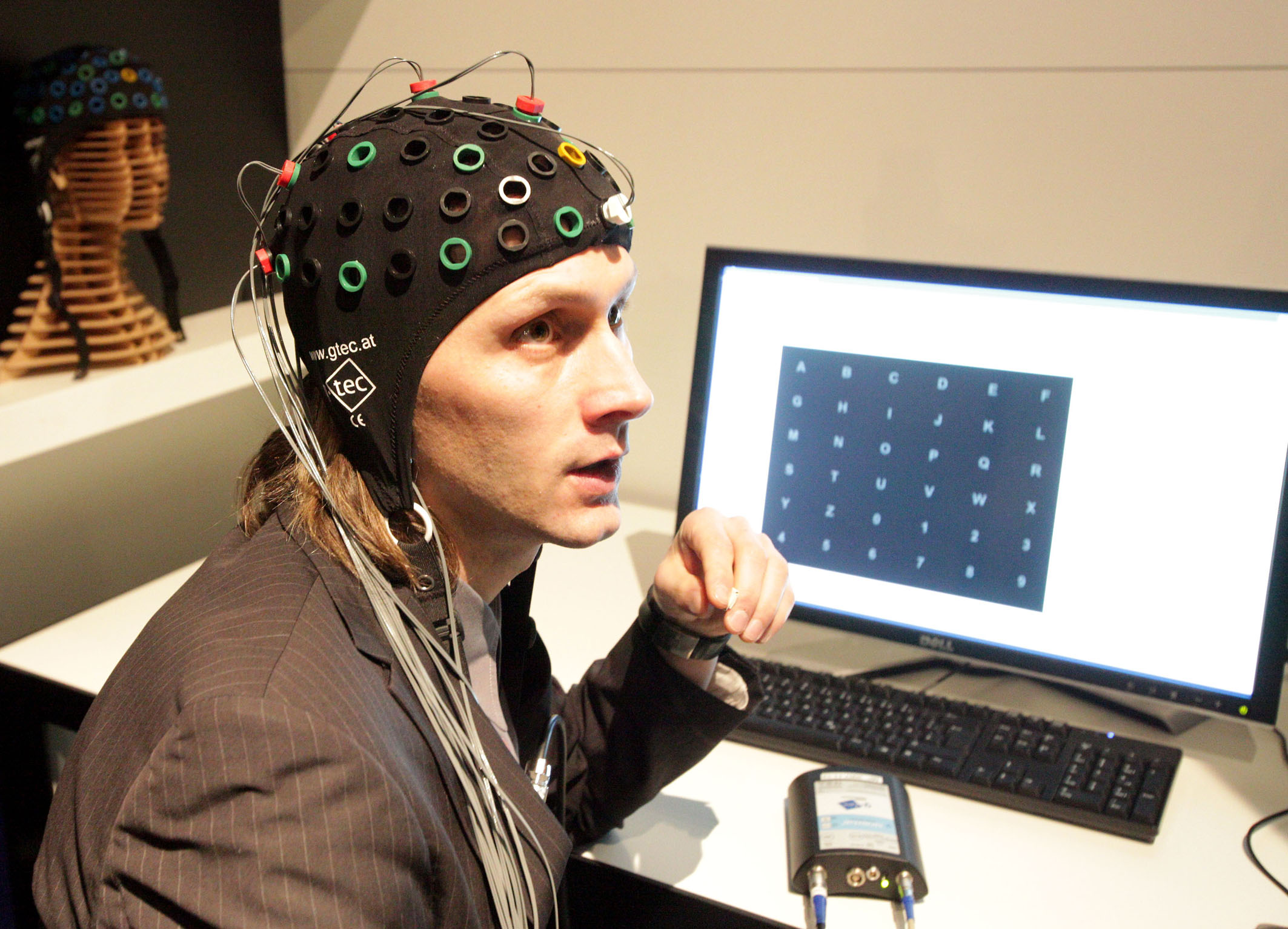 Шлем для ээг. Нейроинтерфейс ЭЭГ. Нейрокомпьютерный Интерфейс. Нейроинтерфейс мозг-компьютер. Шлем для управления силой мысли.