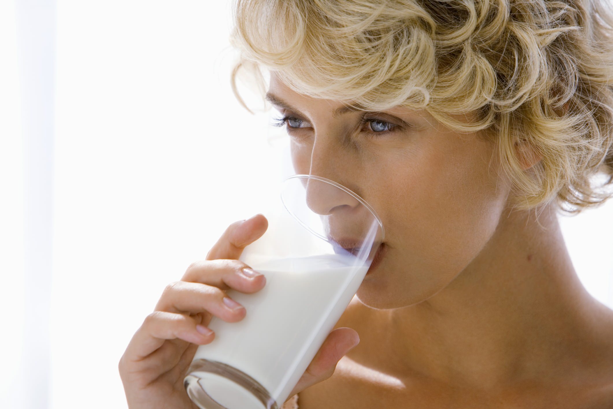 Пить кефир натощак. Пьет молоко. Женщина пьет молоко. Девушка с молоком. Человек пьет молоко.