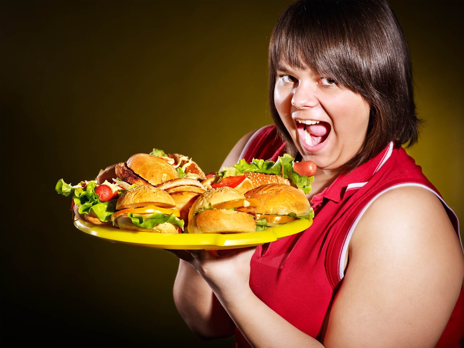 Ешь и толстым становишься. Толстушка с едой. Обжорство. Неправильное питание. Вредная еда.