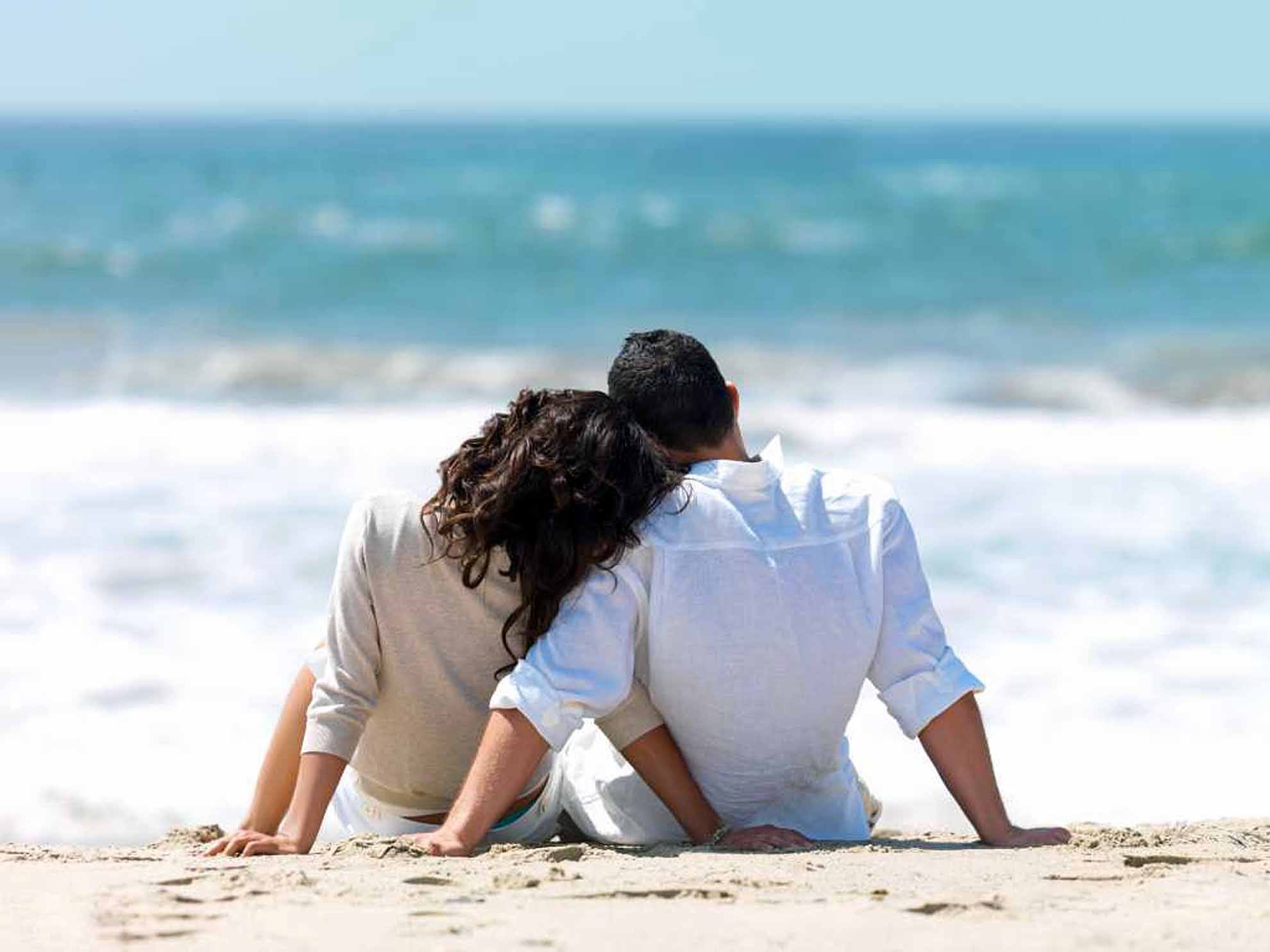 Сохранение хороших отношений. Счастливая пара. Любовь отношения. Мужчина и женщина на море. Пара на берегу моря.
