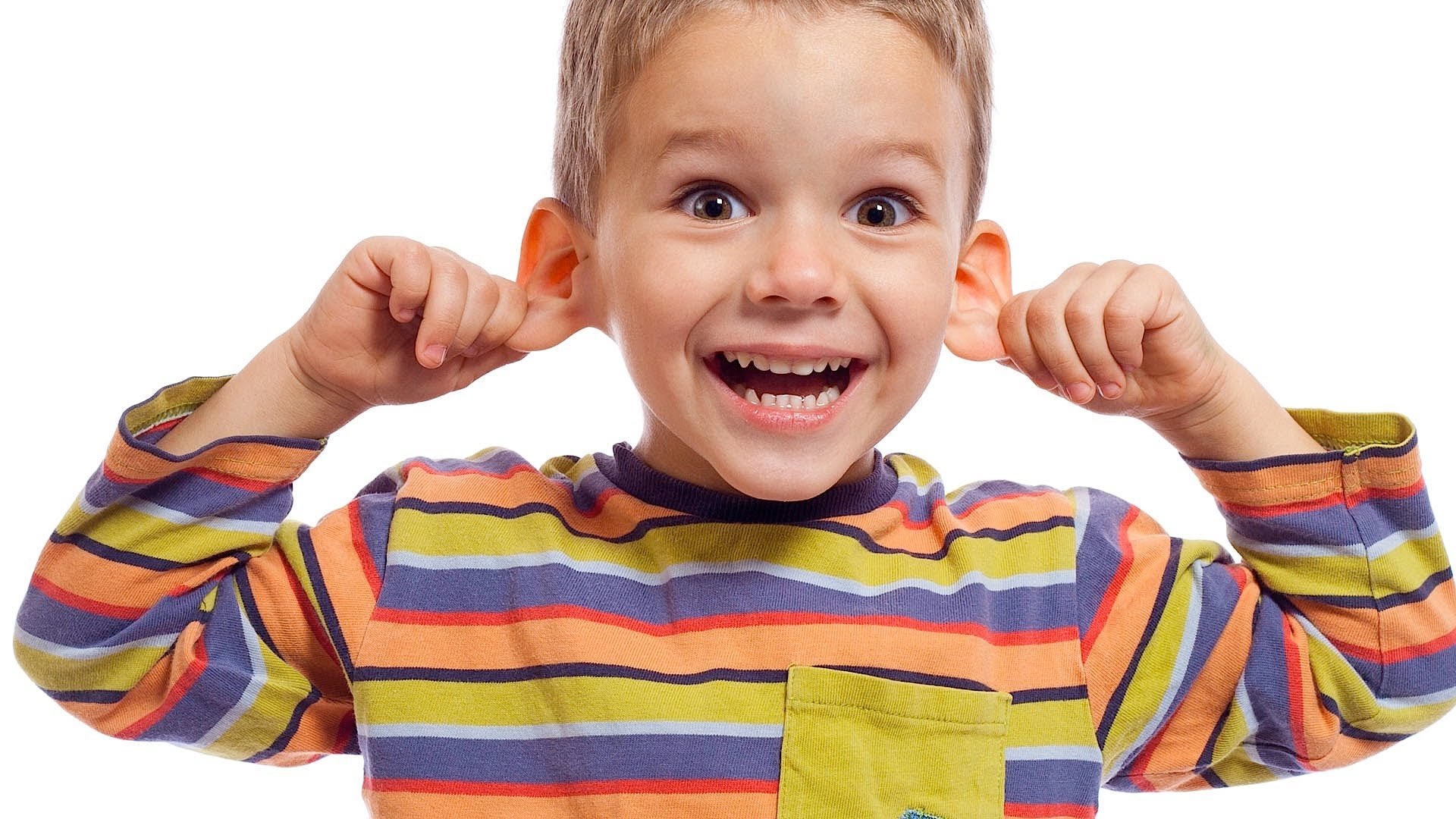 Ears like a kid. Ребенок слушает. Ребенок показывает наисебя. Ребенок показывает язык. Ребенок показывает ушки.