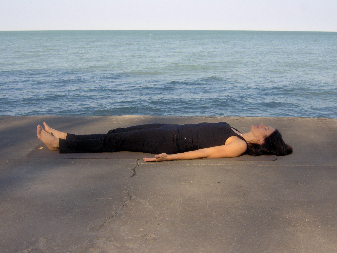 Расслабленный задний. Поза мертвеца Шавасана. Полное расслабление. Шавасана на море. Человек лежит на спине расслабленно.