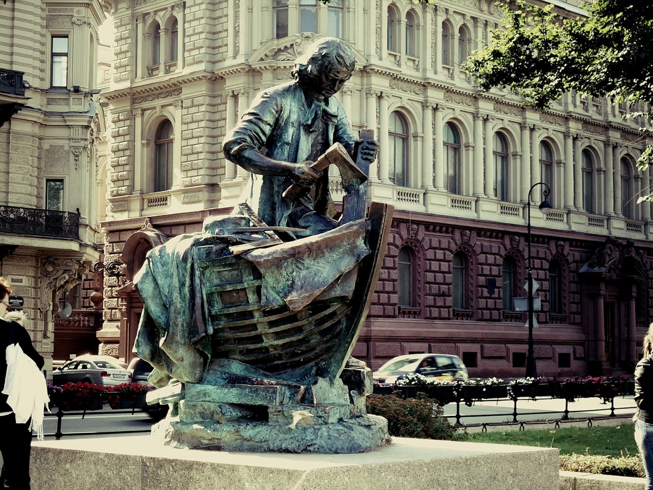 Памятник Петру 1 царь плотник в Санкт-Петербурге