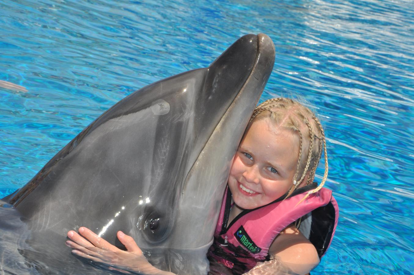 Удовольствие с дельфином. Московский дельфинарий дельфинотерапевты. Дельфины и люди. Дельфины для детей. Дельфинотерапия для детей.