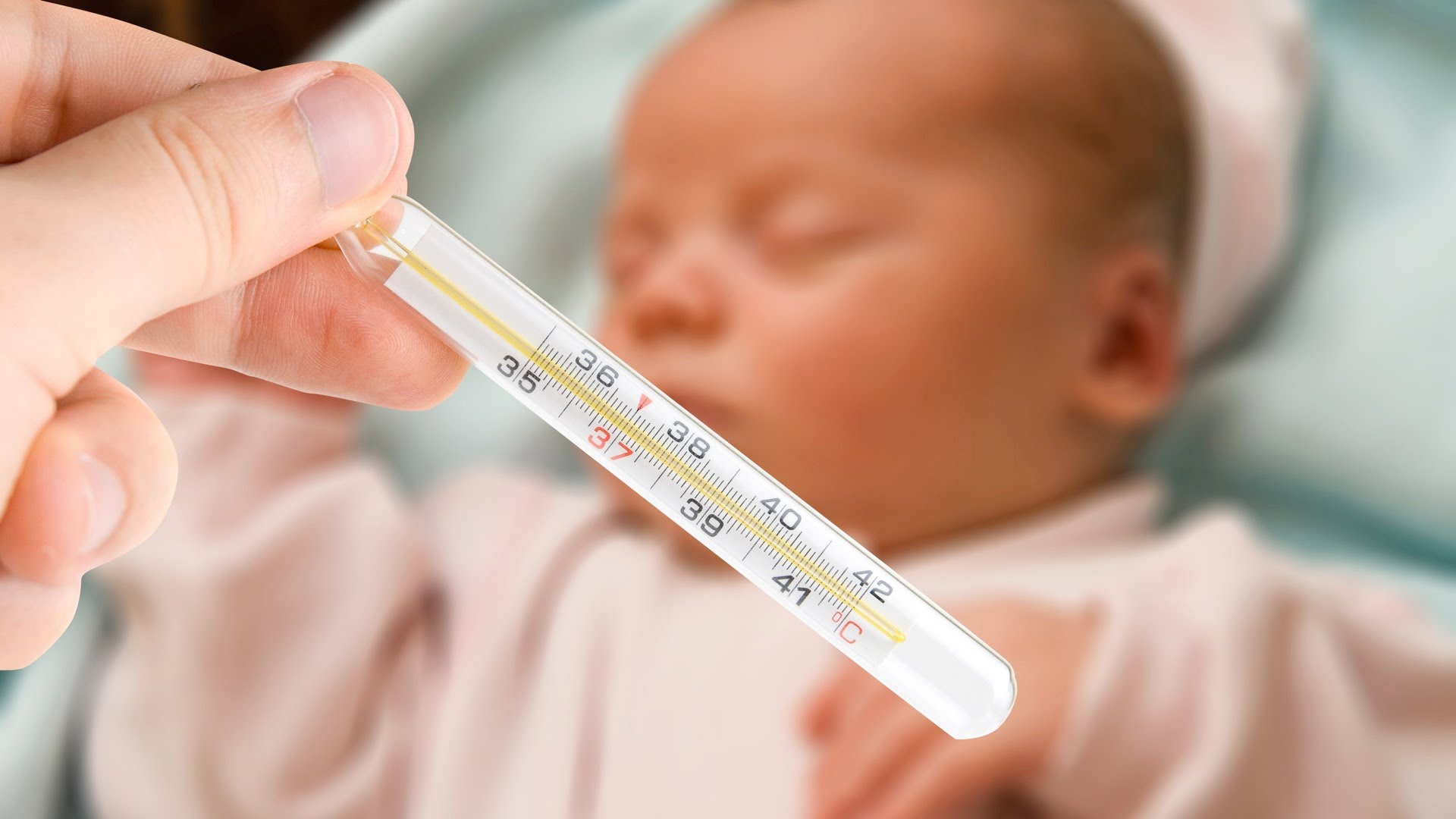 3 лет ребенка температура как лечить. Транзиторная лихорадка новорожденного. Ребенок с градусником. Термометрия у детей. Измерение температуры новорожденного.