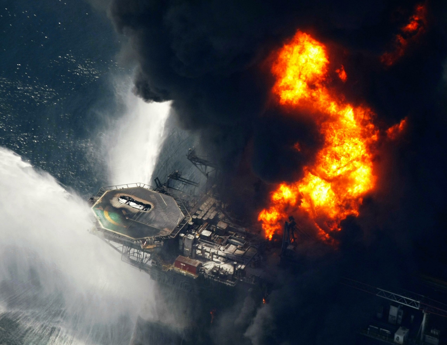 Крушение больших. Взрыв платформы Deepwater Horizon. Deepwater Horizon пожар. Deepwater Horizon 2010. Взрыв нефтяной платформы в мексиканском заливе.
