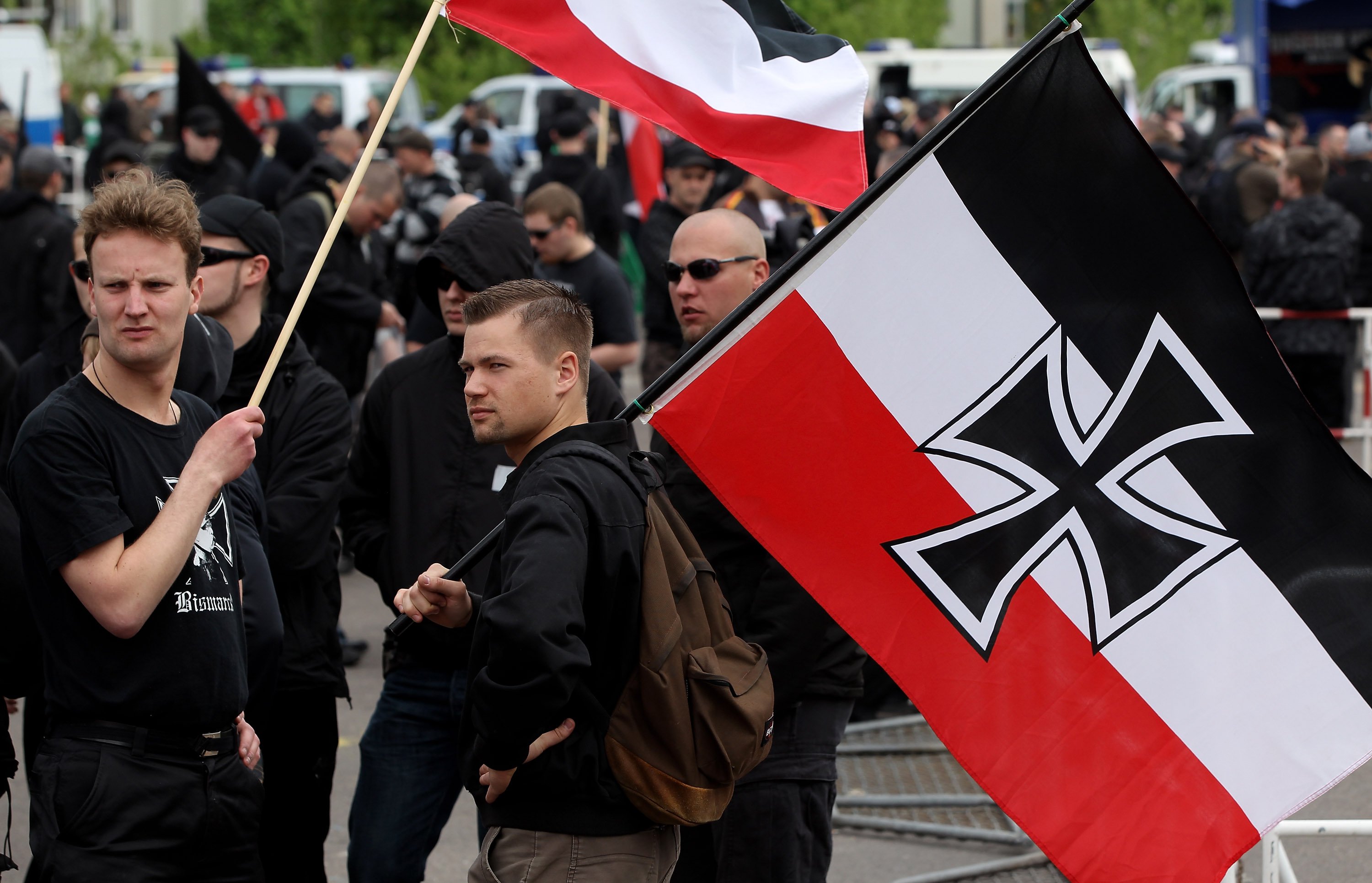 Национал 4. Борн неонацисты. Неонацисты в Германии 2020. Флаг неонацистов Германии. Неонацисты в Германии 2022.