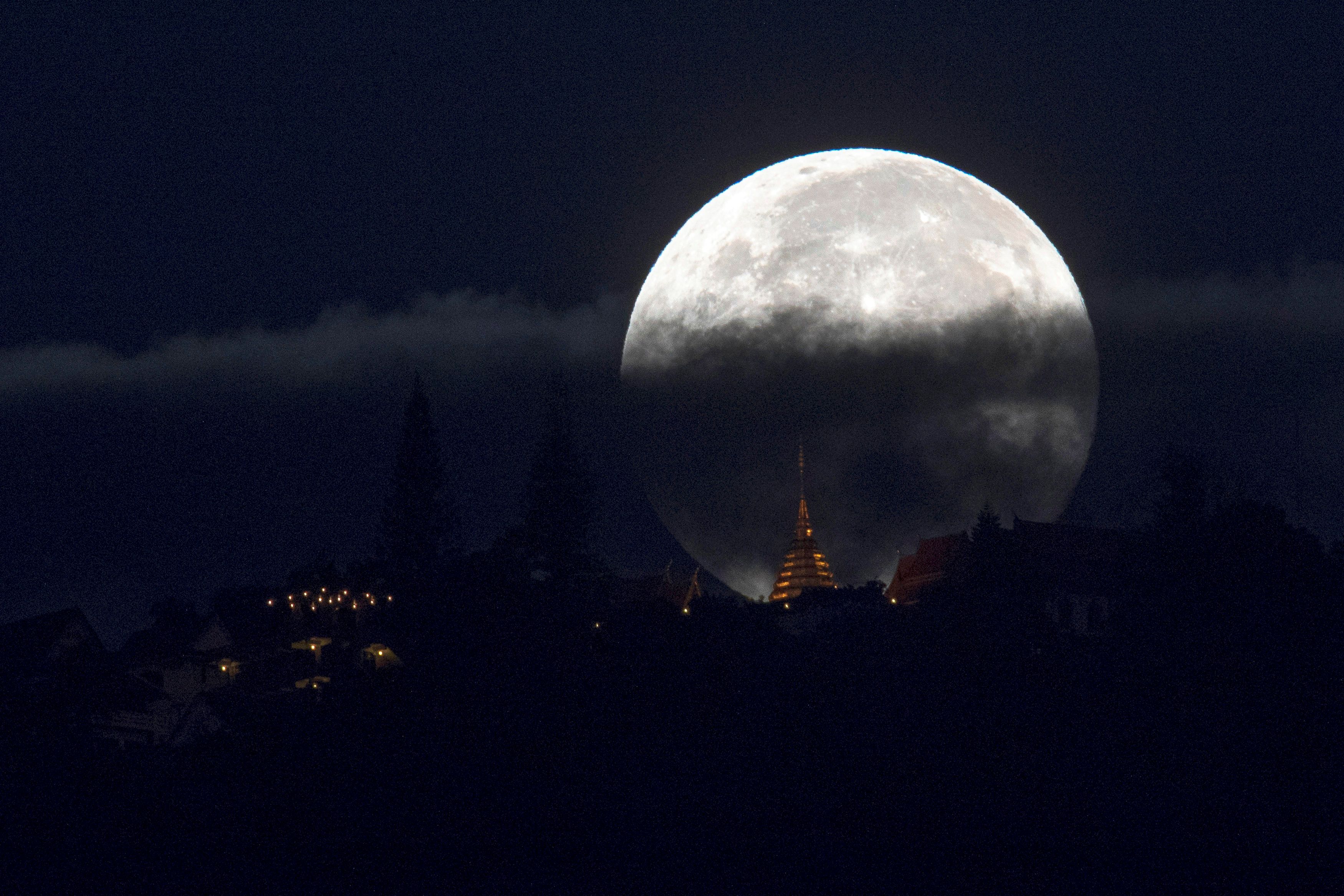 Сон луна большая. Огромная Луна. Полнолуние. Фото Луны. Большая Луна на небе.