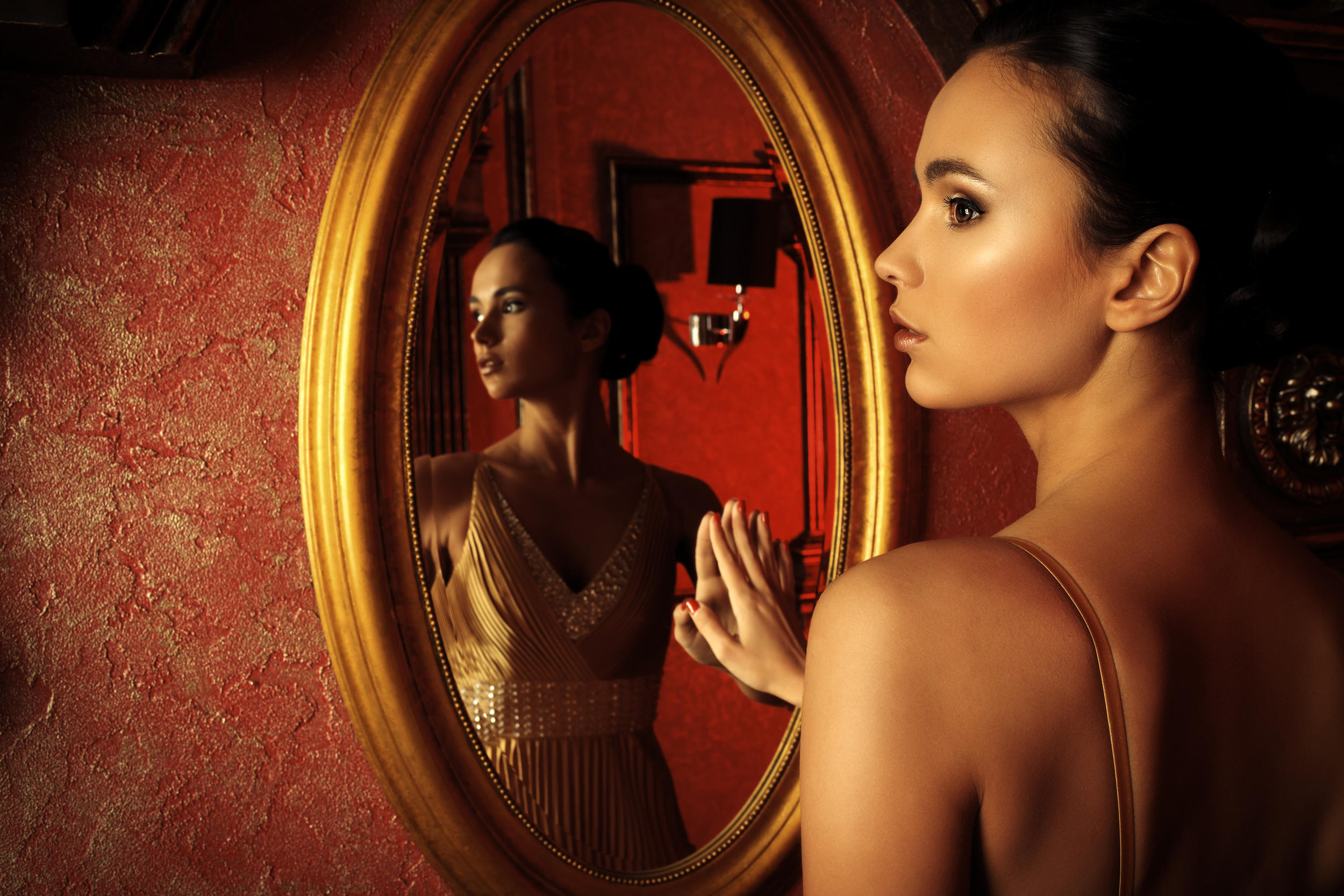 Почему в зеркале видно. Женщина передхеркалом. Девушка в зеркале. Женщина смотрится в зеркало. Отражение в зеркале.