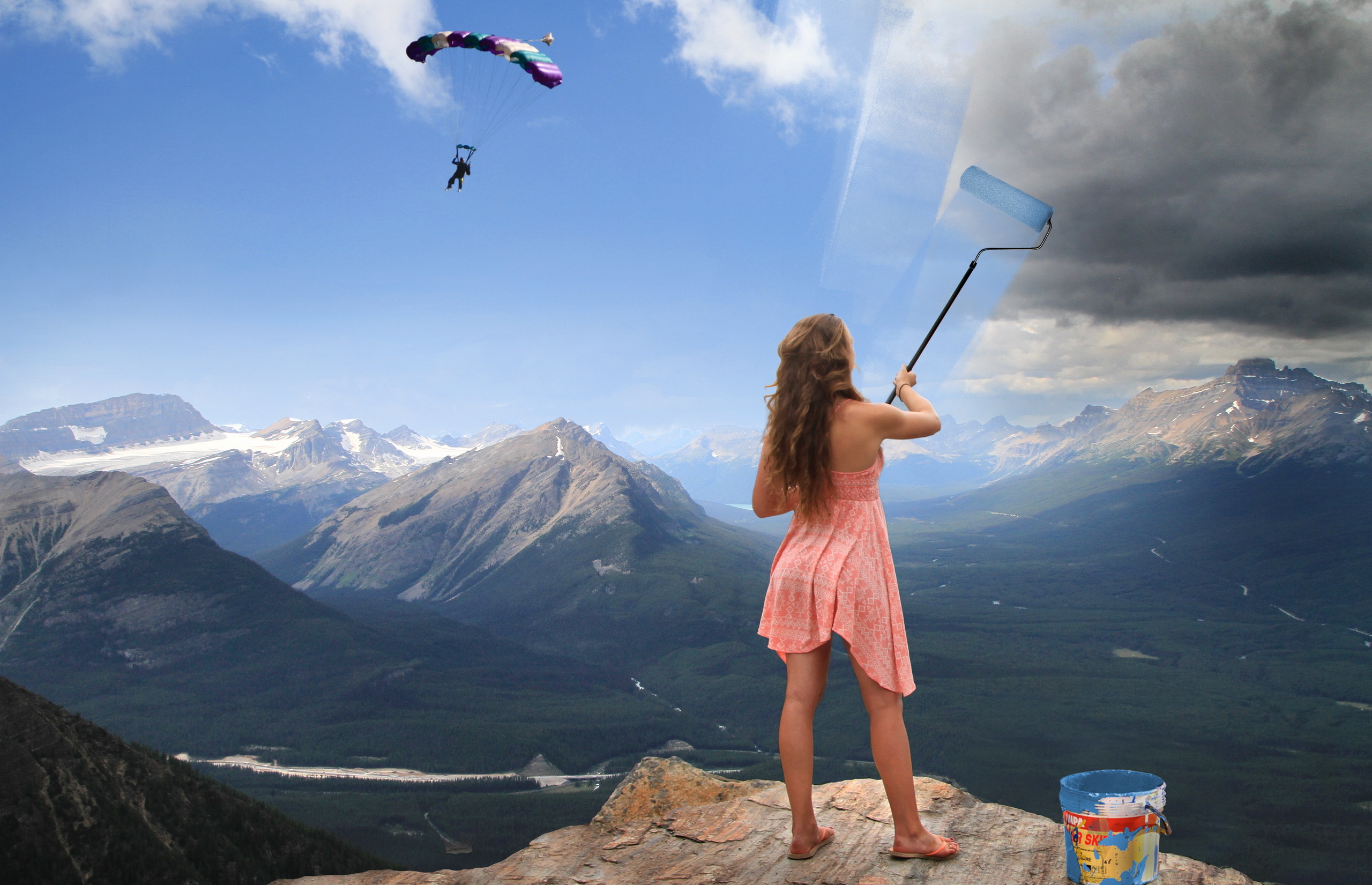 Потом наполнить. Счастливая девушка в горах. Девушка путешествует. Вдохновение горы. Радость в горах.