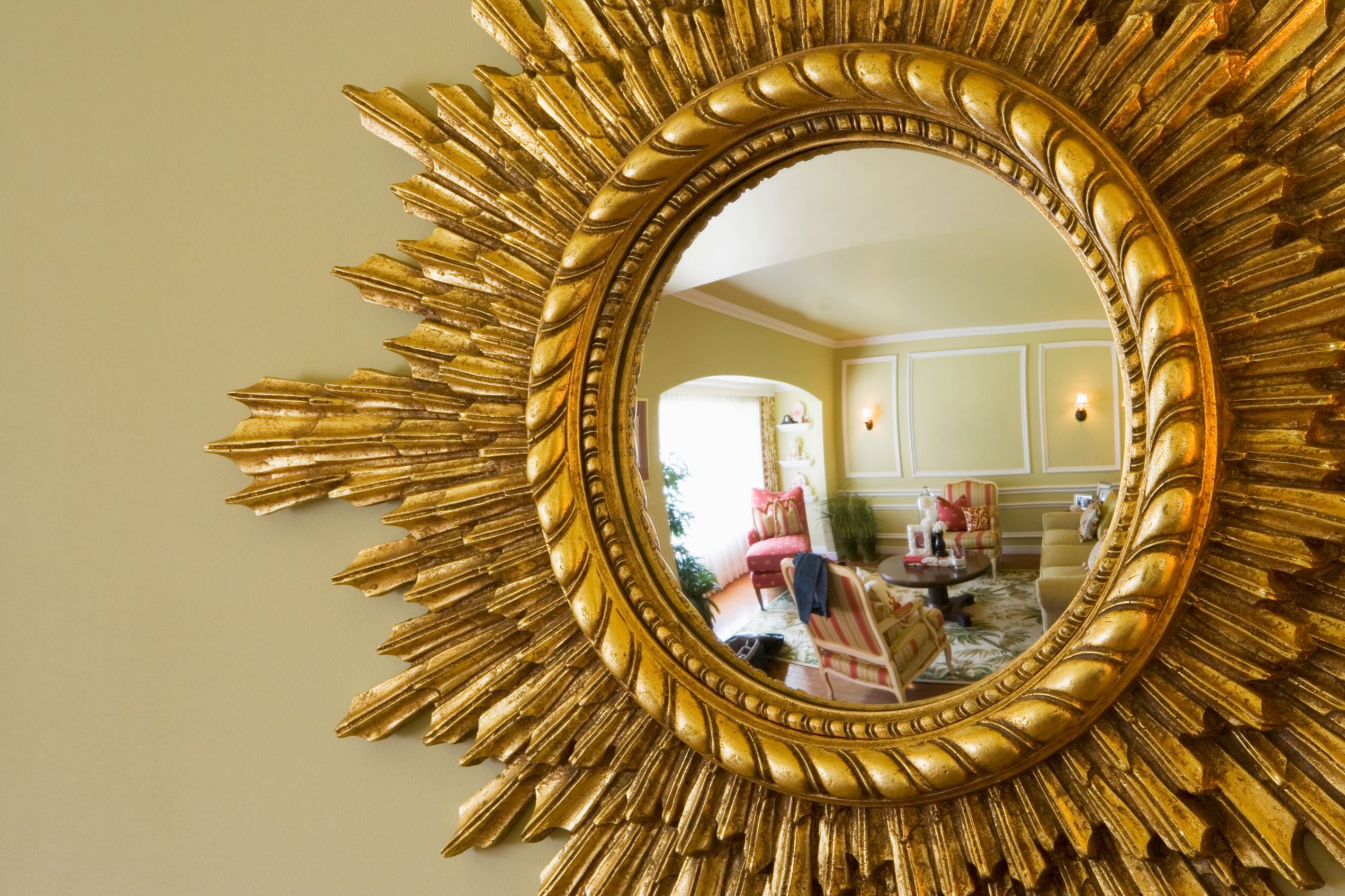 Gold home. Декор зеркала. Зеркало в виде солнца. Зеркала по фэн шую. Выпуклое зеркало в раме.