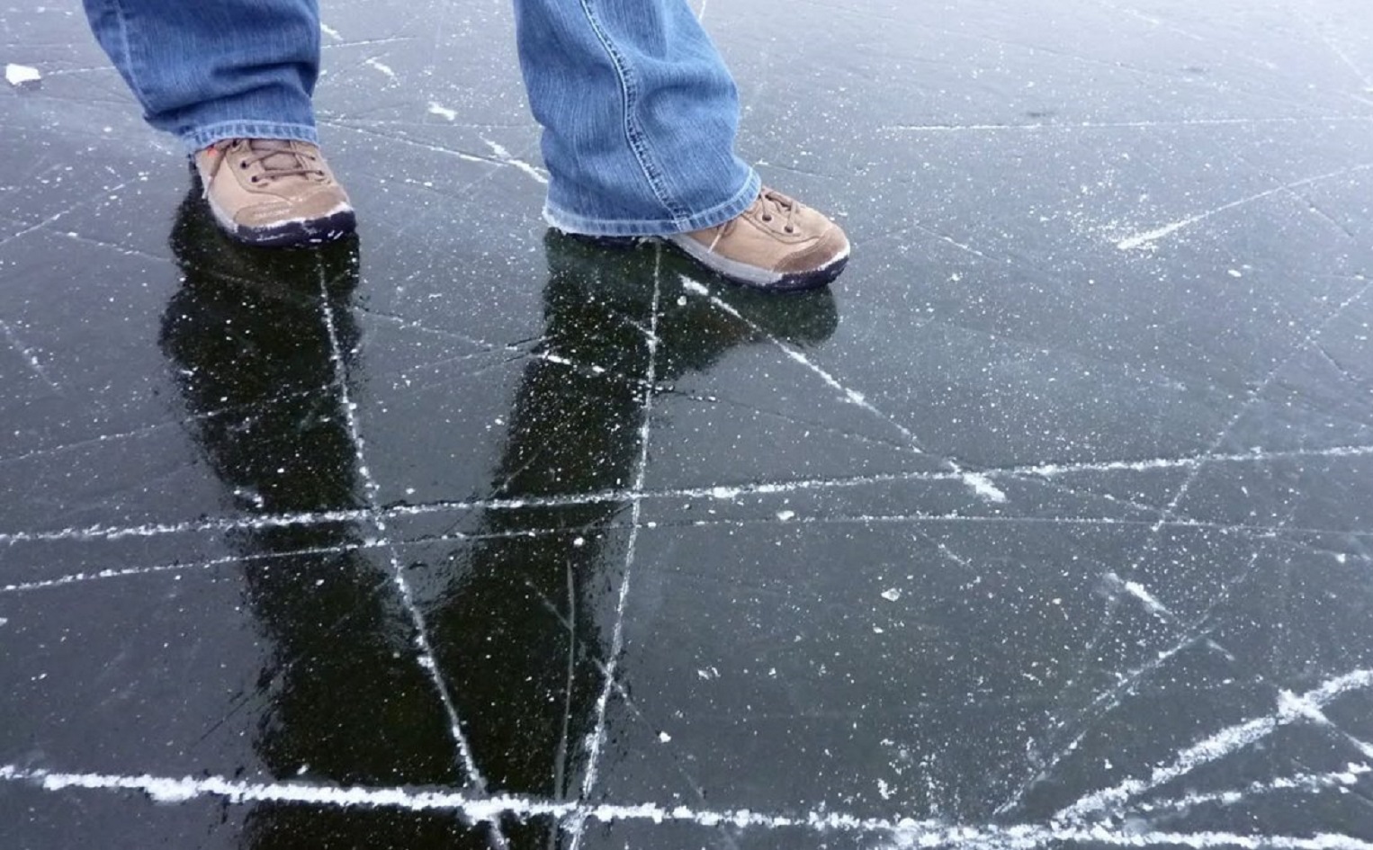 По тонкому льду. Хрупкий лед. Ходить по льду. Тонкий лед. Ходить по тонкому льду.