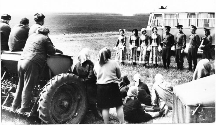 В 70-е г. агитбригада выезжала к хлеборобам в поля