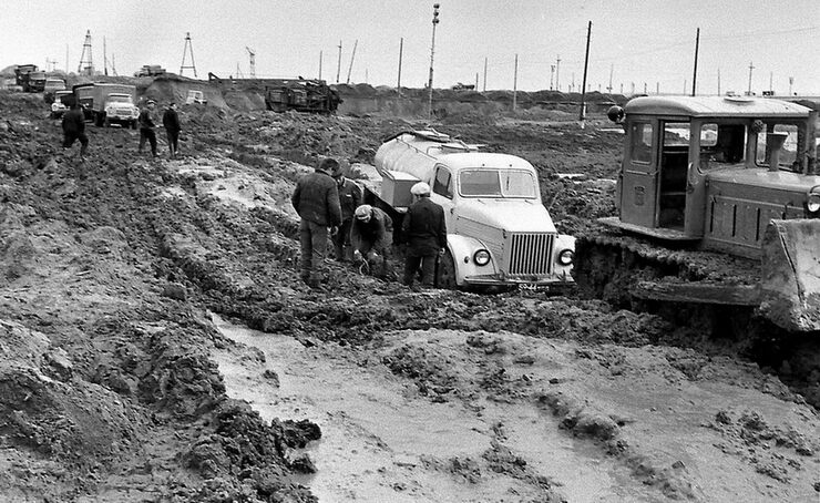 В 60-е года в Союзе мало было асфальтных дорог