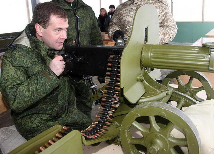 Будучи главнокомандующим, Медведев испробовал мощь максима